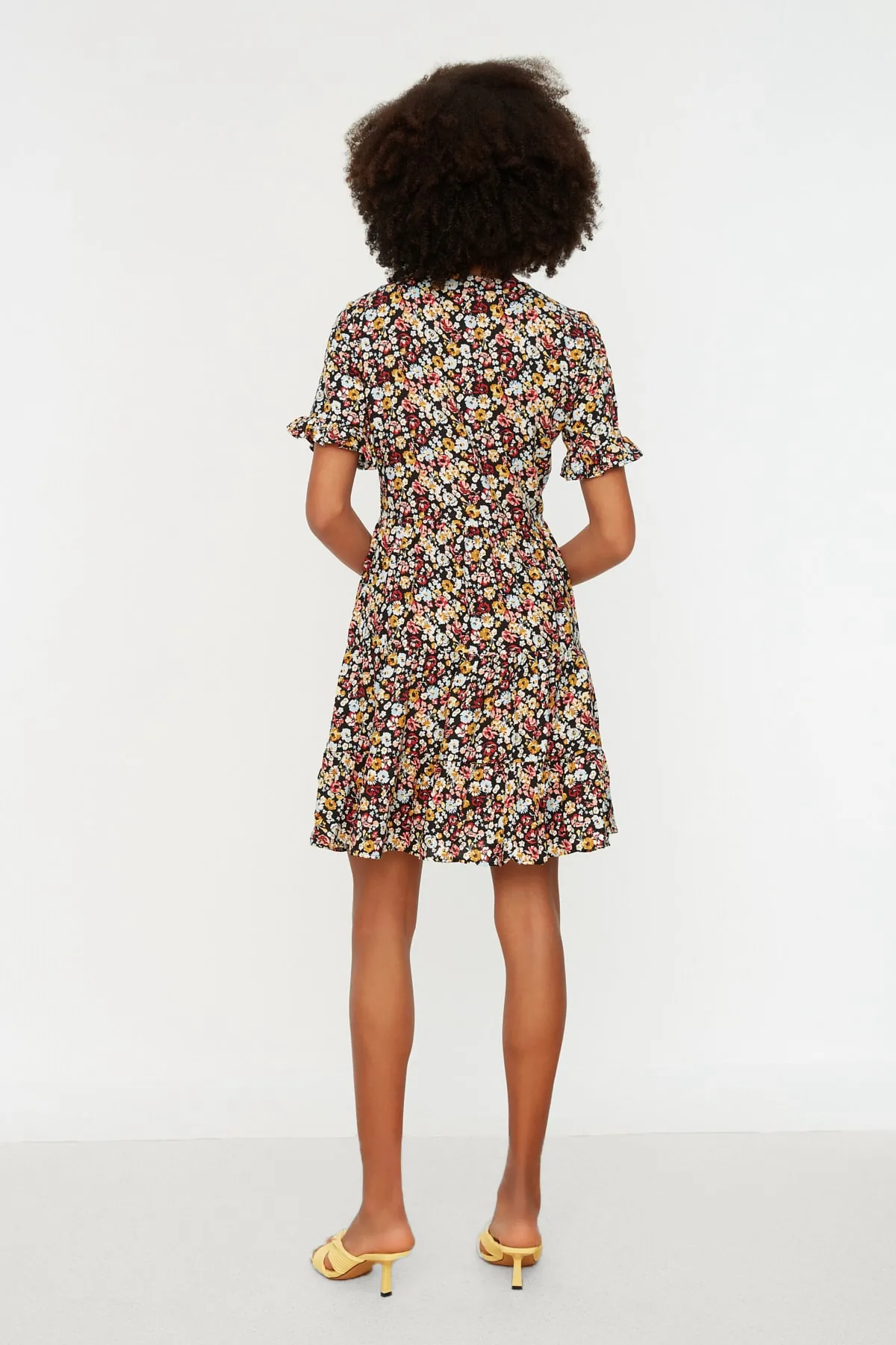 Trendyol Collection  Mehrfarbiges, gewebtes Kleid mit Blumenmuster TWOSS20EL2431
