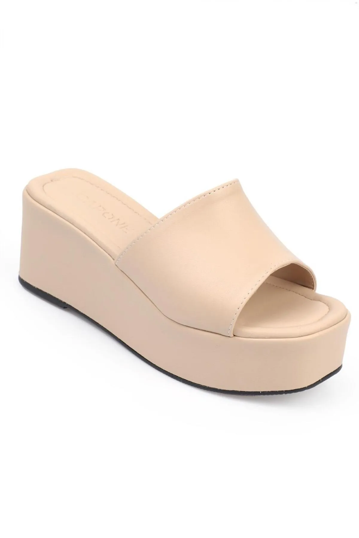 Capone Outfitters  Capone Skin Wedge Heeled Single Strap Beige Damen-Flatform-Hausschuhe