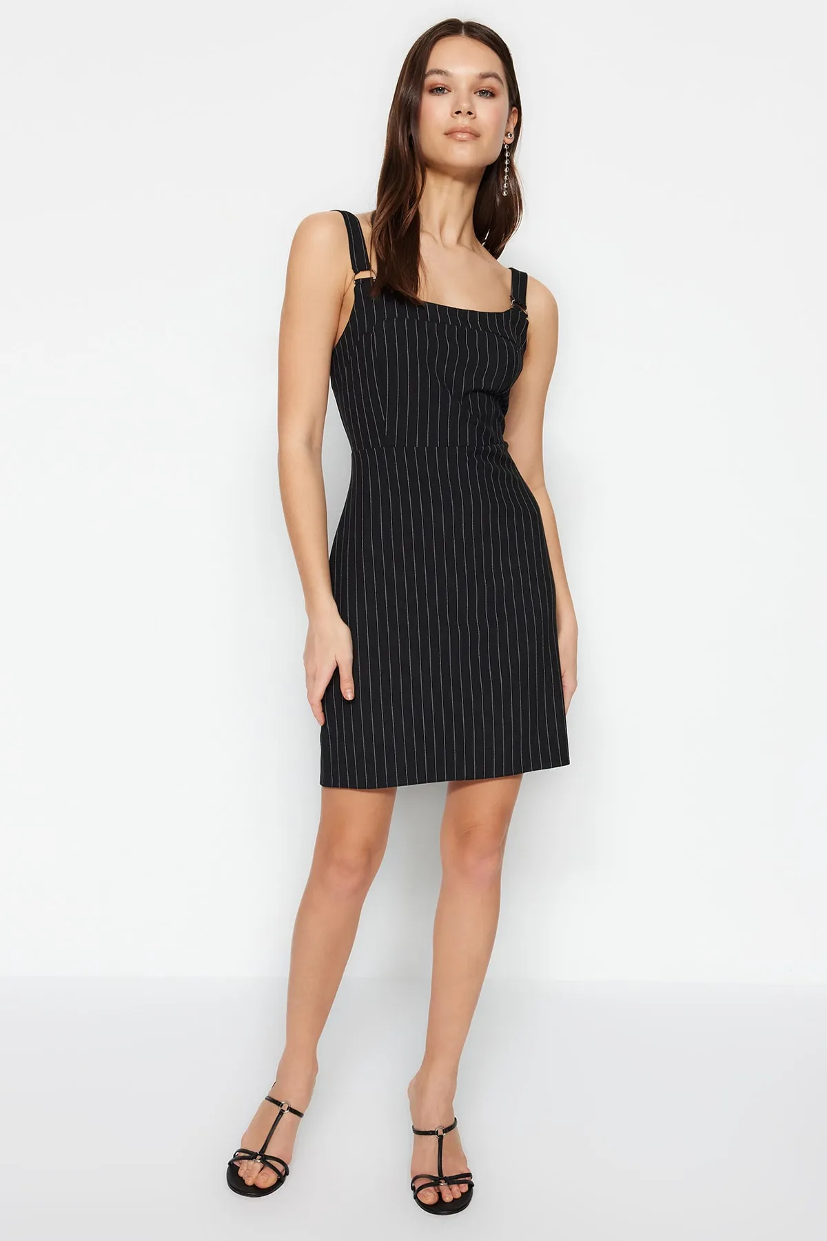 Trendyol Collection  Schwarz gestreiftes Mini-Webkleid in A-Linie/Glockenform mit Trägern TWOSS23EL01274