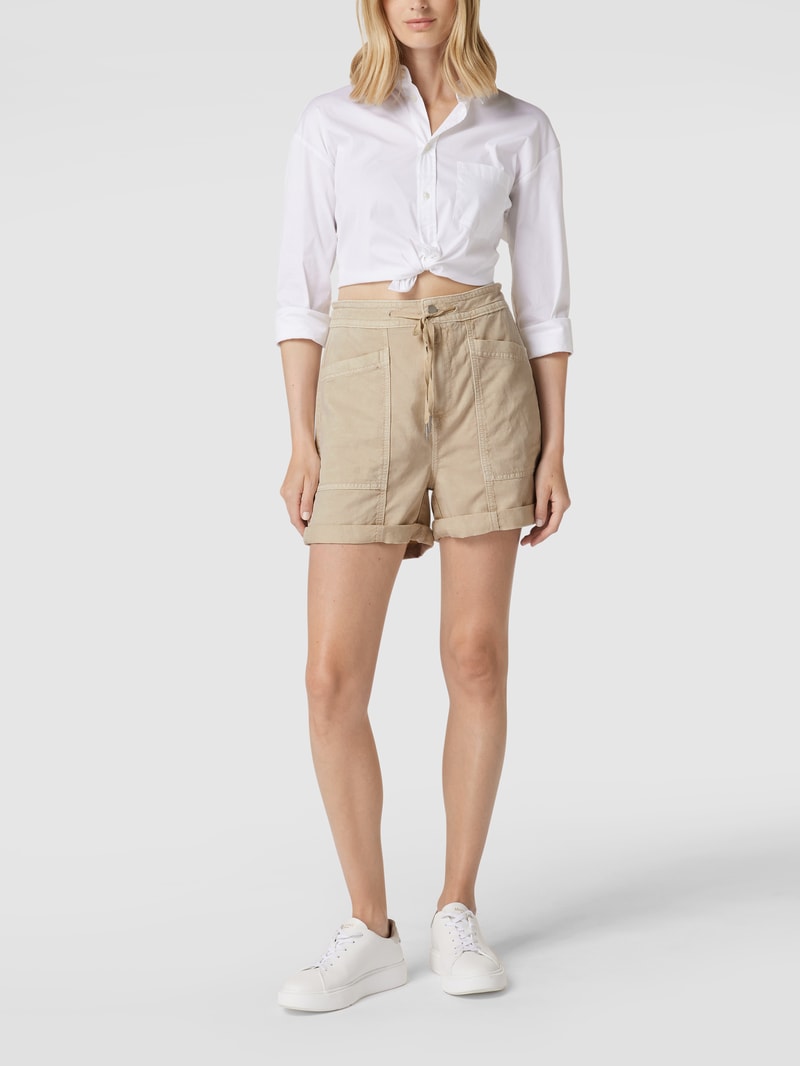 Bermudas mit aufgesetzten Eingrifftaschen in beige