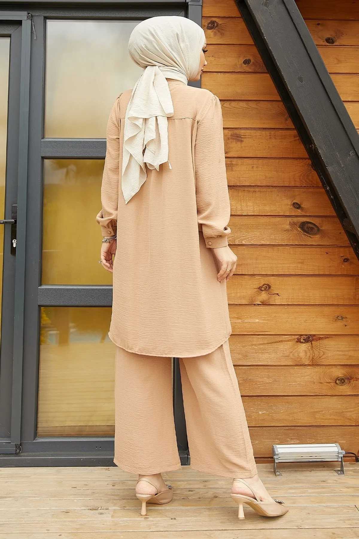 InStyle  Arfa Ayrobin geknöpfter Freizeitanzug – Milchkaffee