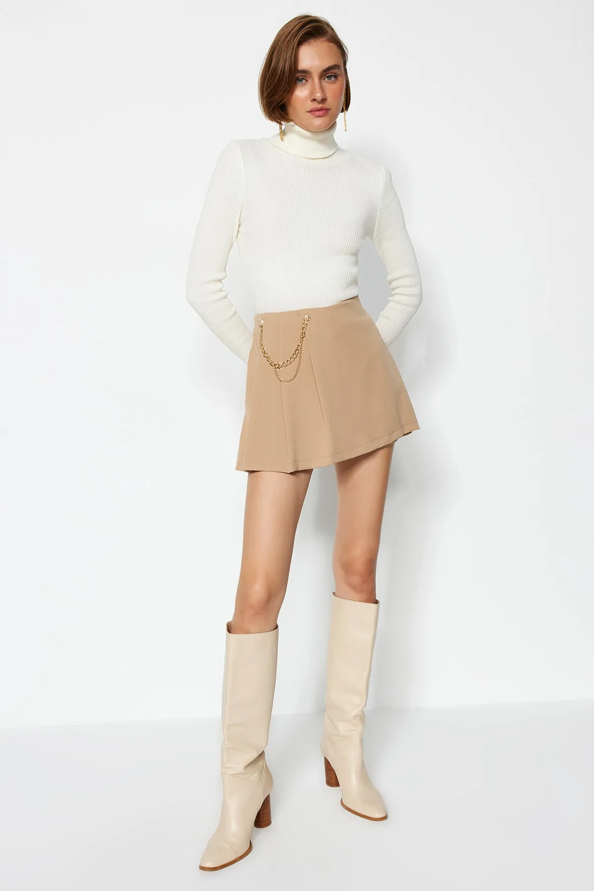 Trendyol Collection  Gewebter Shortsrock mit Nerzkette und Batteriedetail TWOAW23SR00041