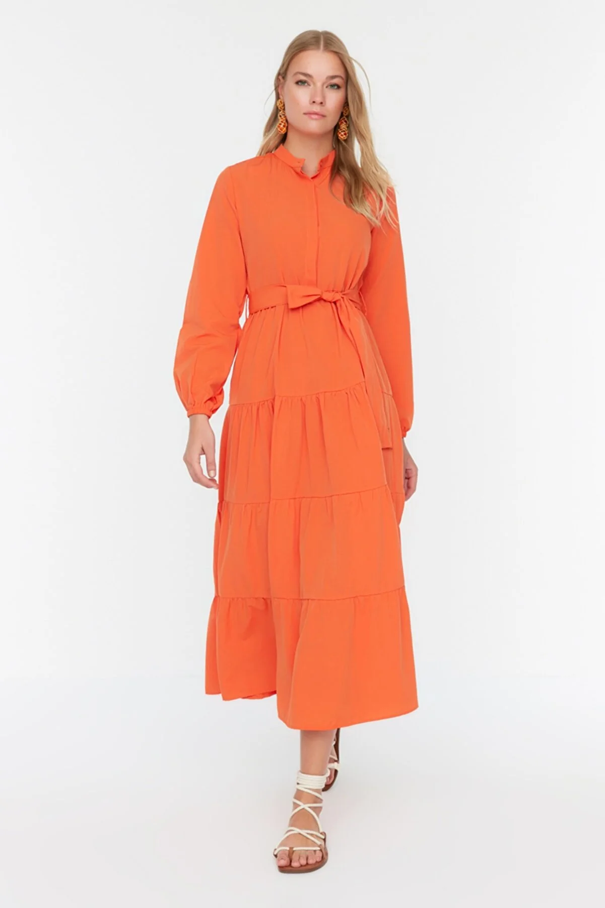 Trendyol Modest  Oranges gewebtes Kleid mit Gürtel, vorherrschendem Kragen und Knopfdetail TCTSS21EL3343