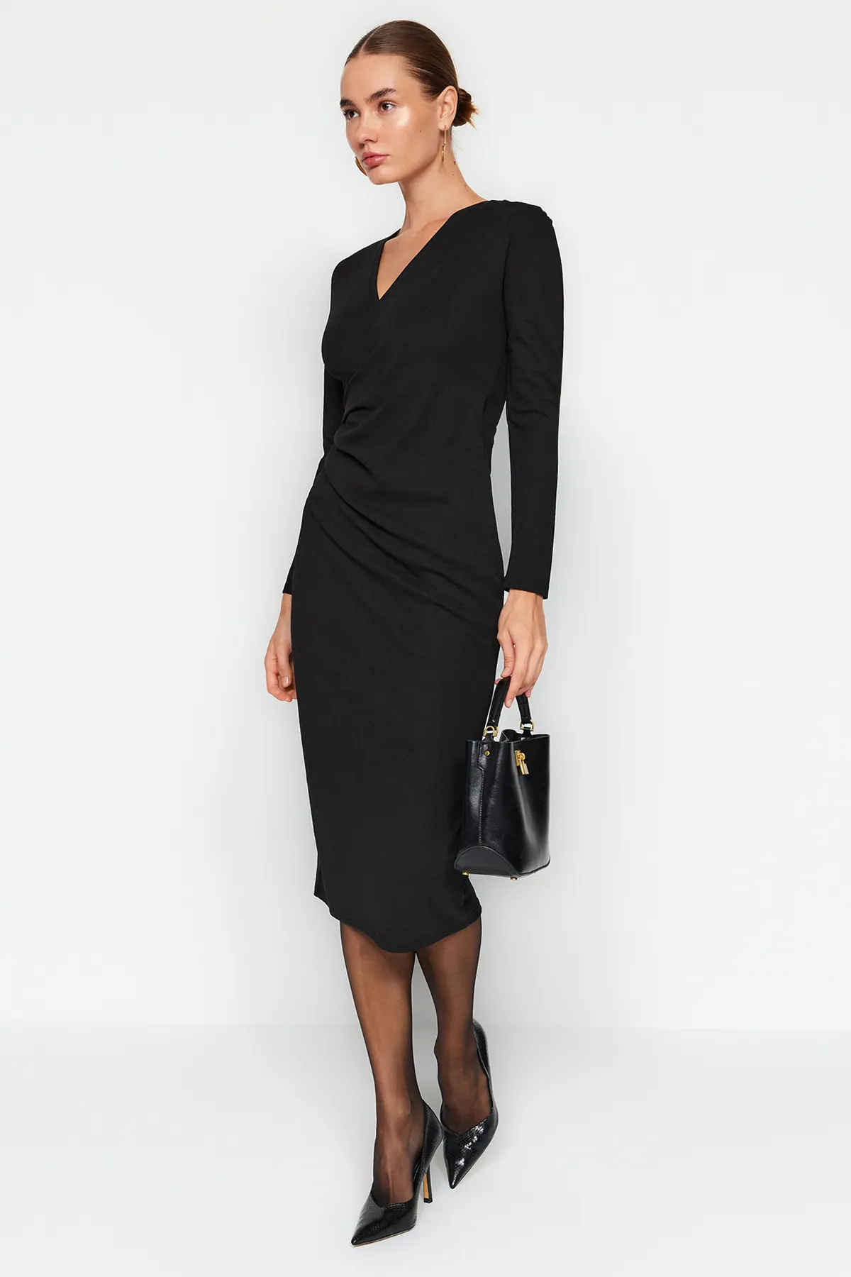 Trendyol Collection  Schwarzes, zweireihiges Midi-Strickkleid mit Kragen und langen Ärmeln und detailliertem, tailliertem Schnitt TWOAW24EL00826