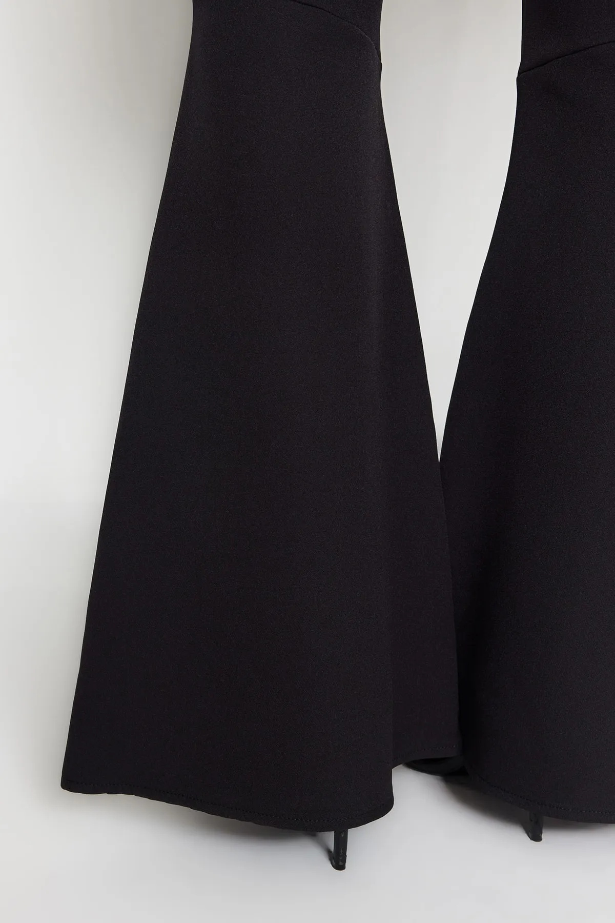 Trendyol Collection  Schwarze, gewebte Hose mit ausgestelltem Bein und ausgestelltem Bein TWOAW24PL00038