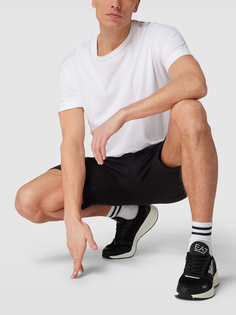 Shorts mit seitlichen Eingrifftaschen in schwarz