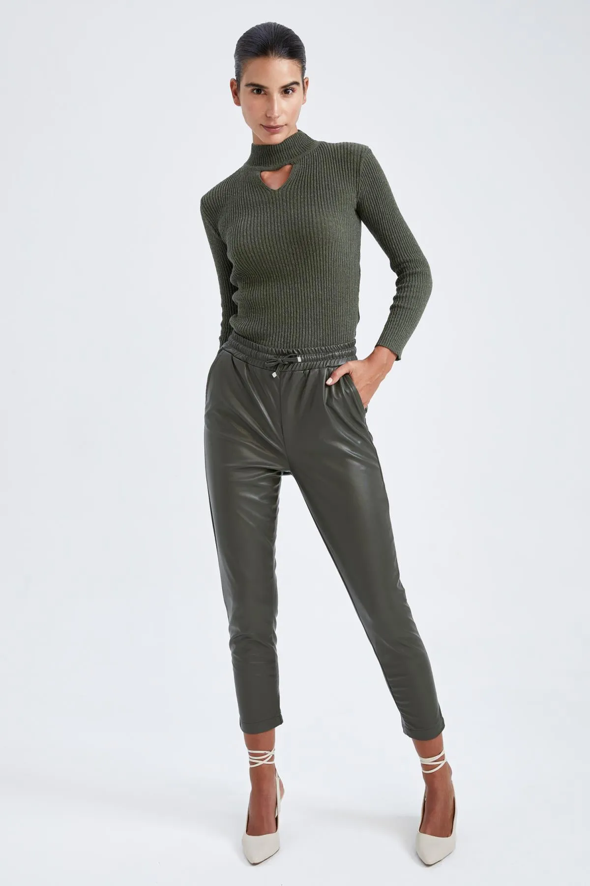 DeFacto  Jogger-Hose aus Kunstleder mit hoher Taille und Taschen V8072az22wn