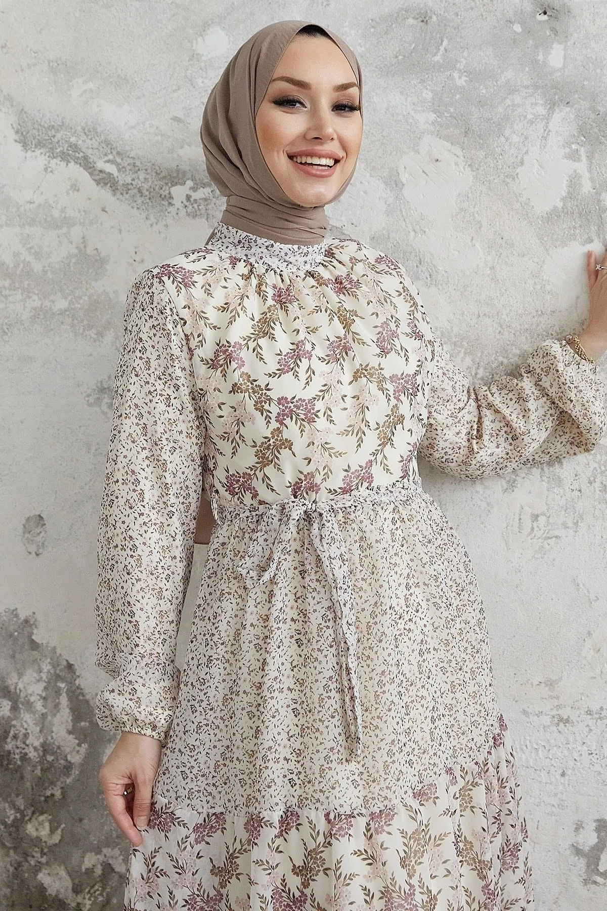 InStyle  Nessa Chiffonkleid mit Blumenmuster und Gürtel – Puder