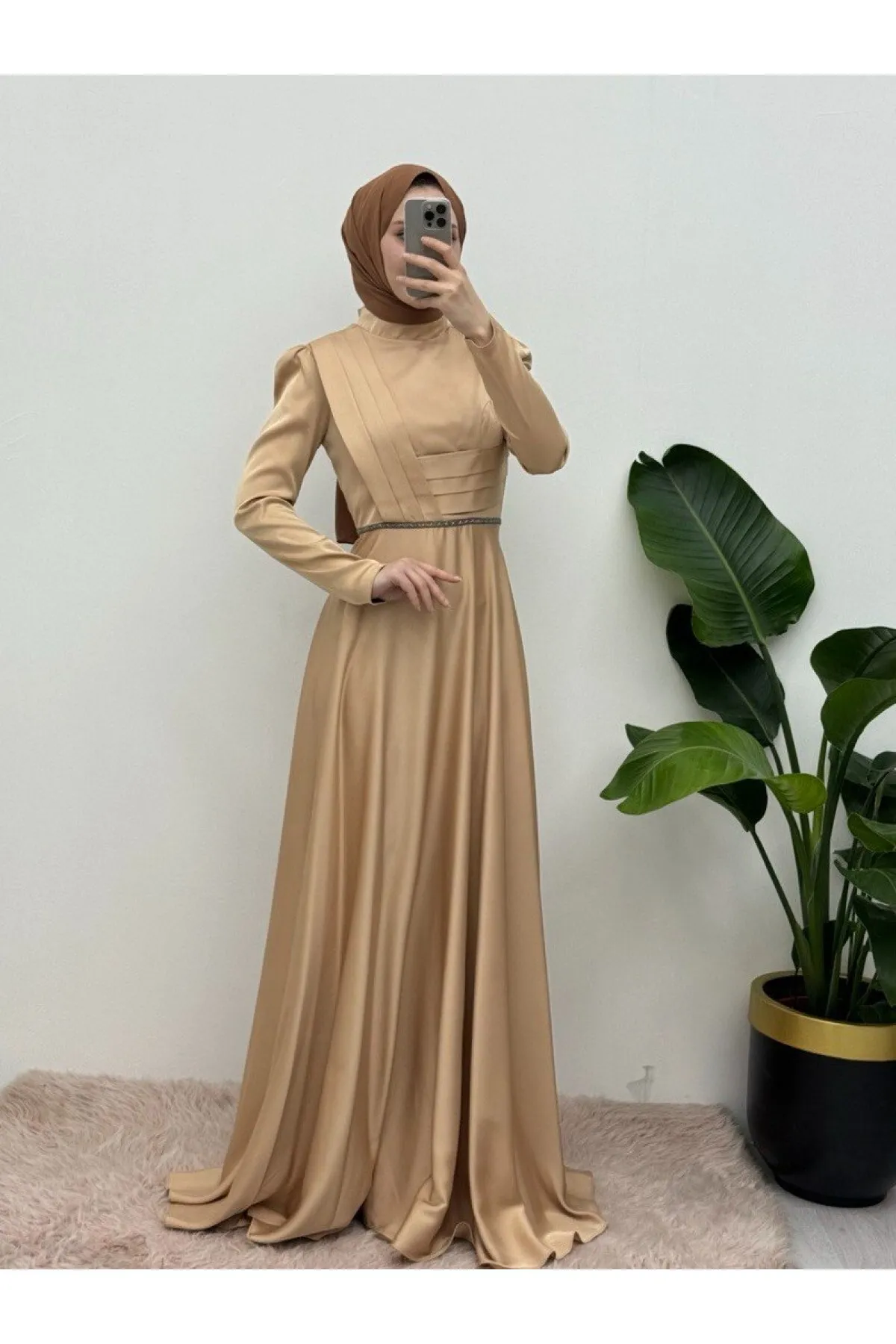 Modamorfo  Satin-Abendkleid mit drapierter Vorderseite und Perlendetail an der Taille