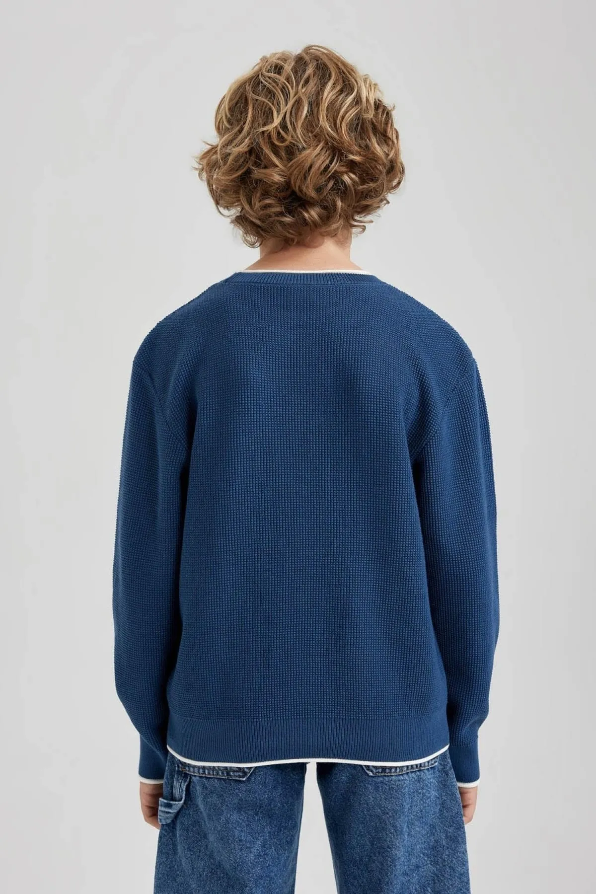 DeFacto  Strickpullover für Jungen mit normaler Passform und Rundhalsausschnitt