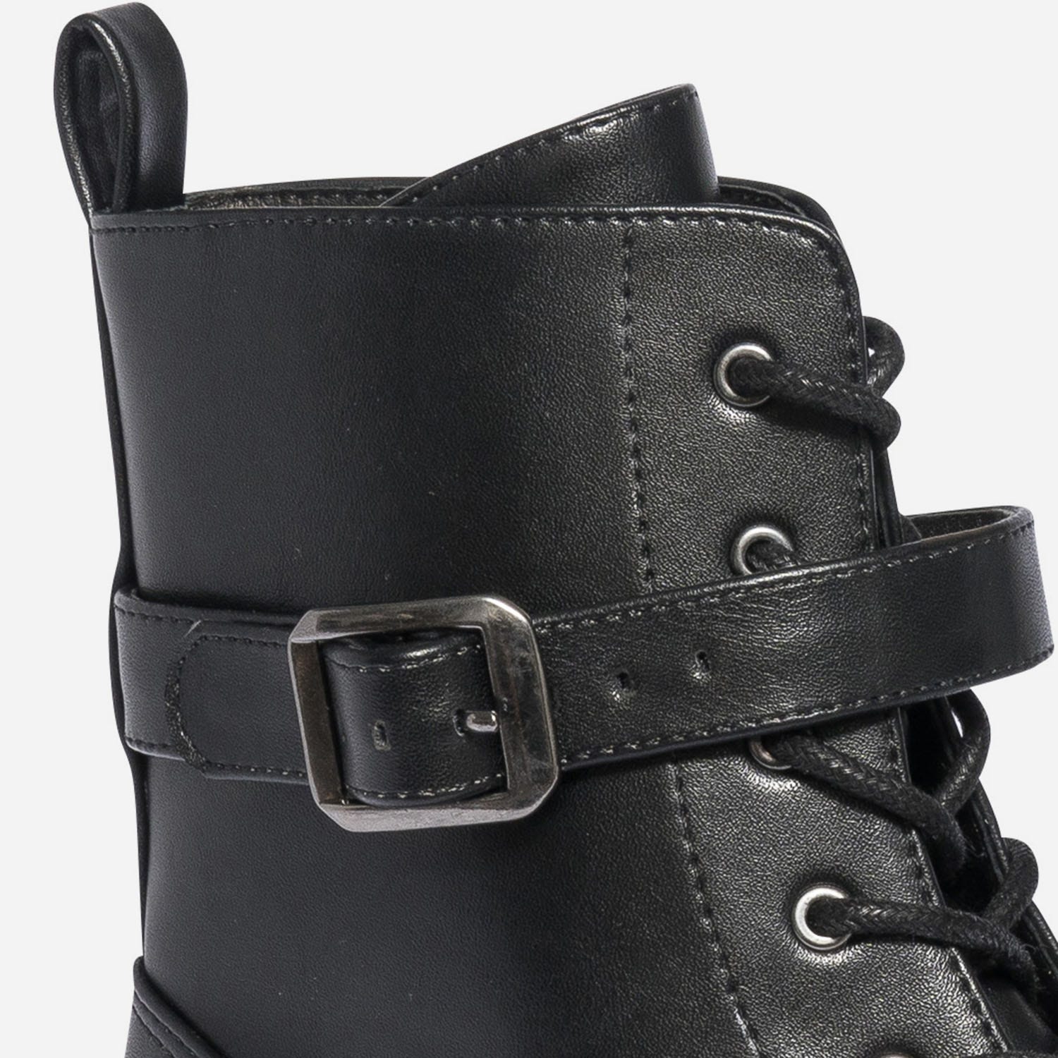 Bottine noire à semelle crantée