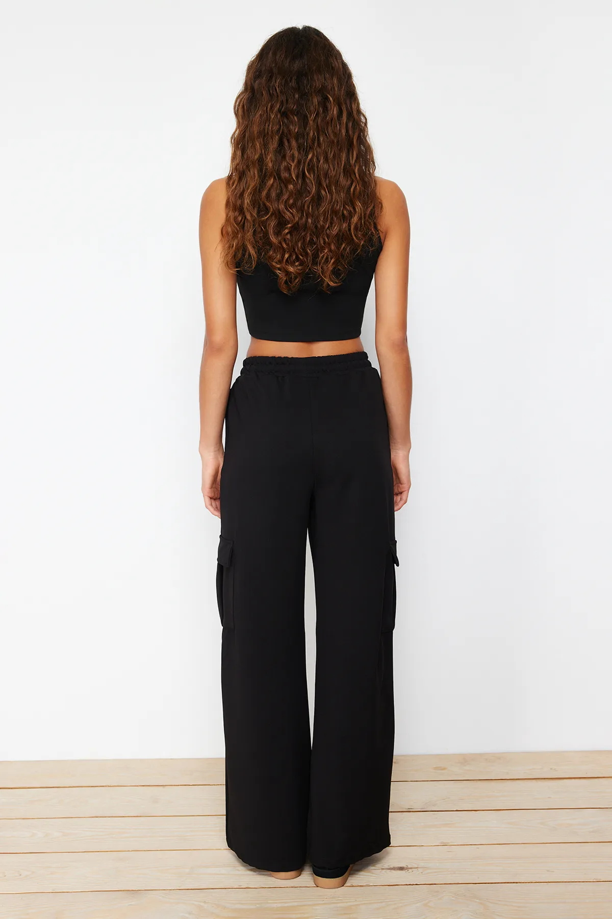 Trendyol Collection  Schwarze Hose mit Cargotaschen und detailliertem regulärem/geradem Schnitt TWOSS24PL00073