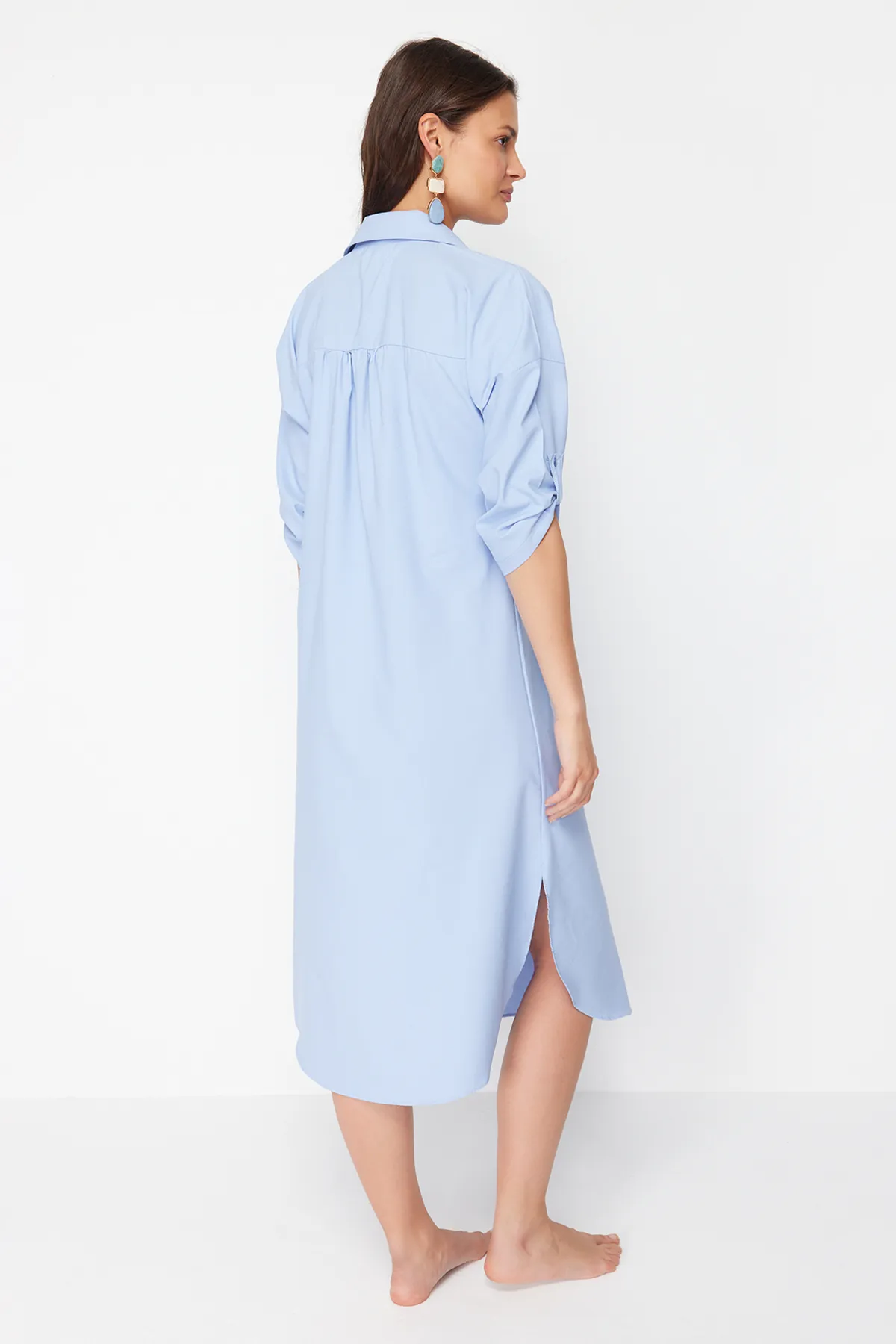 Trendyol Collection  Blaues gewebtes Midi-Strandkleid mit Schlitz TBESS21EL3847