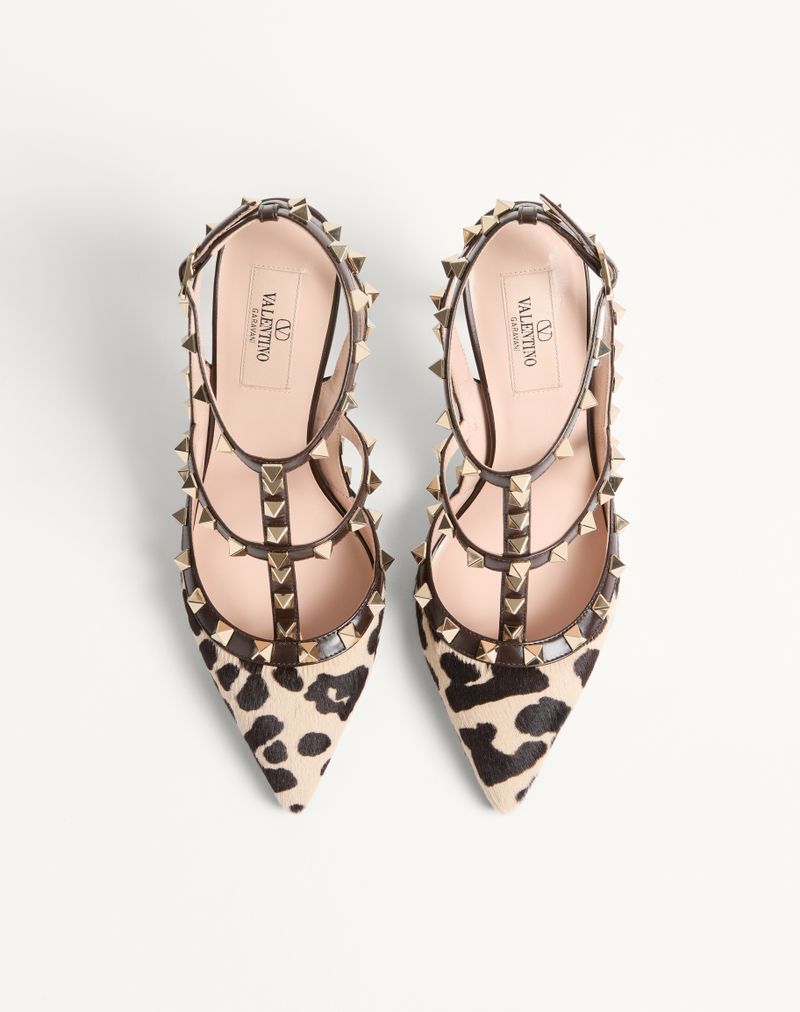 Sapatos de salto alto com tiras em couro de bezerro com efeito de pele de pônei e tachas Rockstud de 100 mm