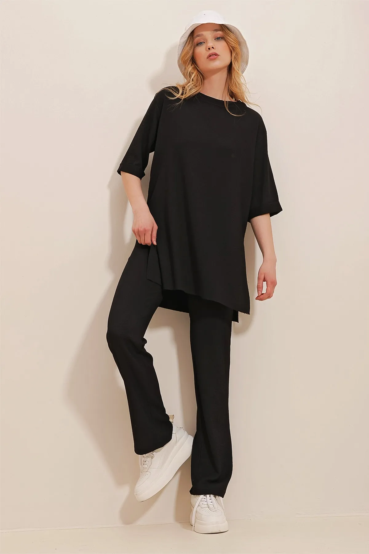 Trend Alaçatı Stili  Schwarzes Hosenset mit Rundhalsausschnitt, zwei Ärmeln und Seitenschlitzen für Damen ALC-X10015