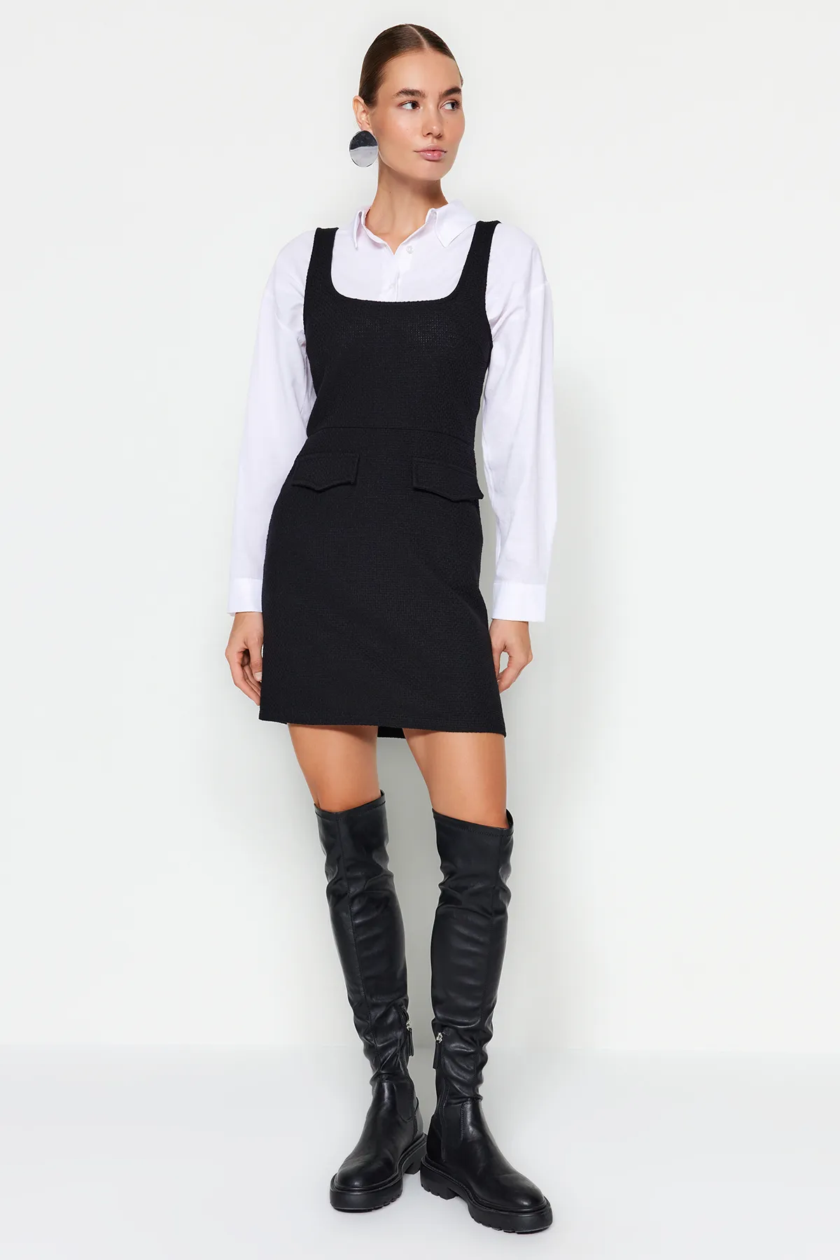 Trendyol Collection  Schwarzes, gerade geschnittenes Mini-Webkleid mit Taschendetail und quadratischem Ausschnitt TWOAW24EL00669