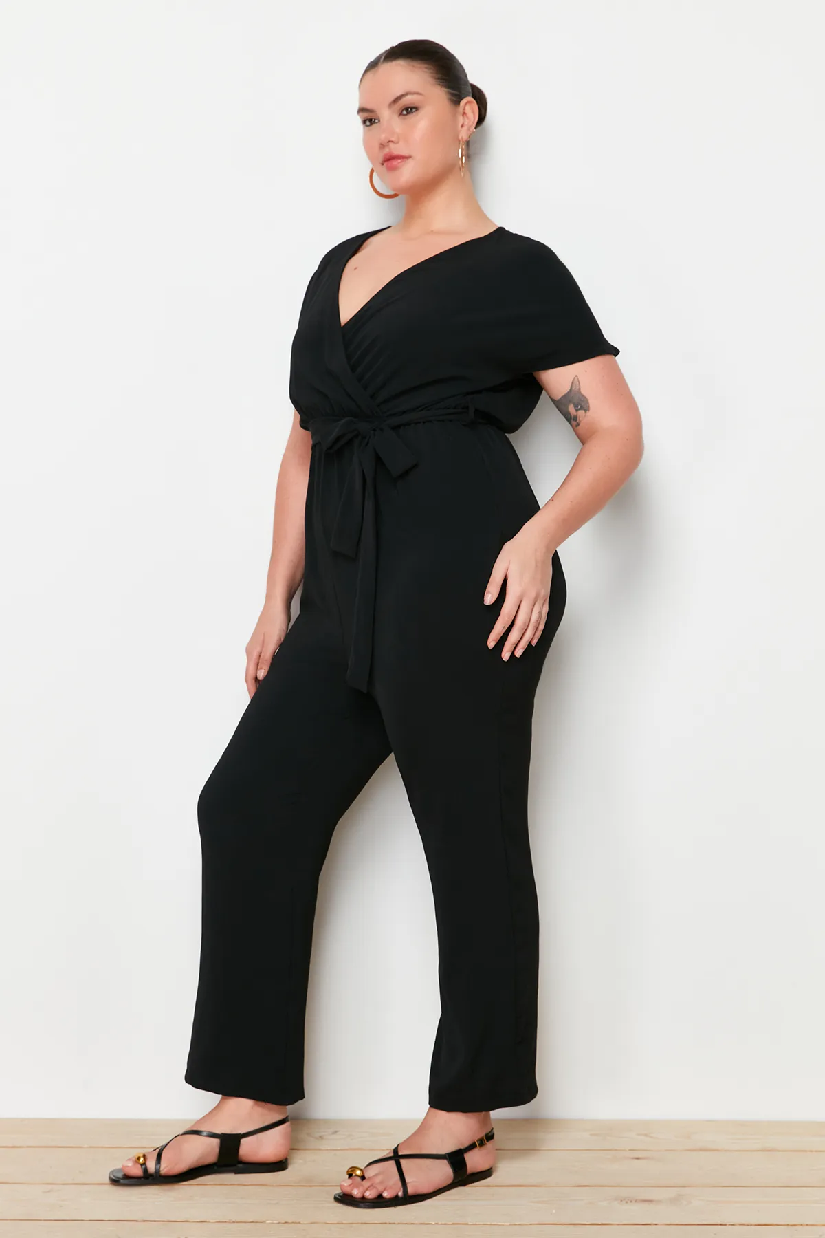 Trendyol Curve  Schwarzer Overall mit Gürtel TBSSS22TU0160