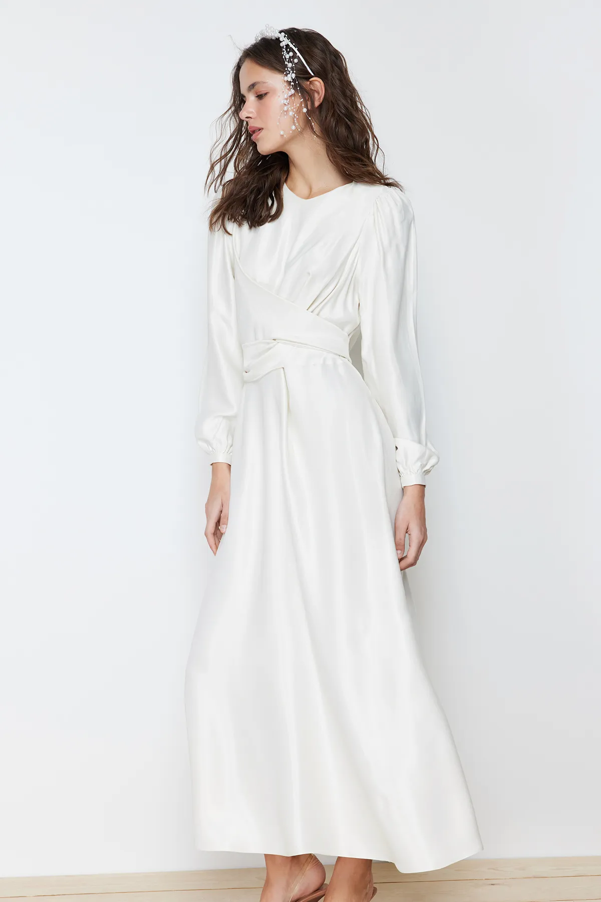 Trendyol Modest  Ecru Zweireihiges, detailliertes langes Hochzeits-/Besondere-Tag-Abendkleid TCTAW22EB0105