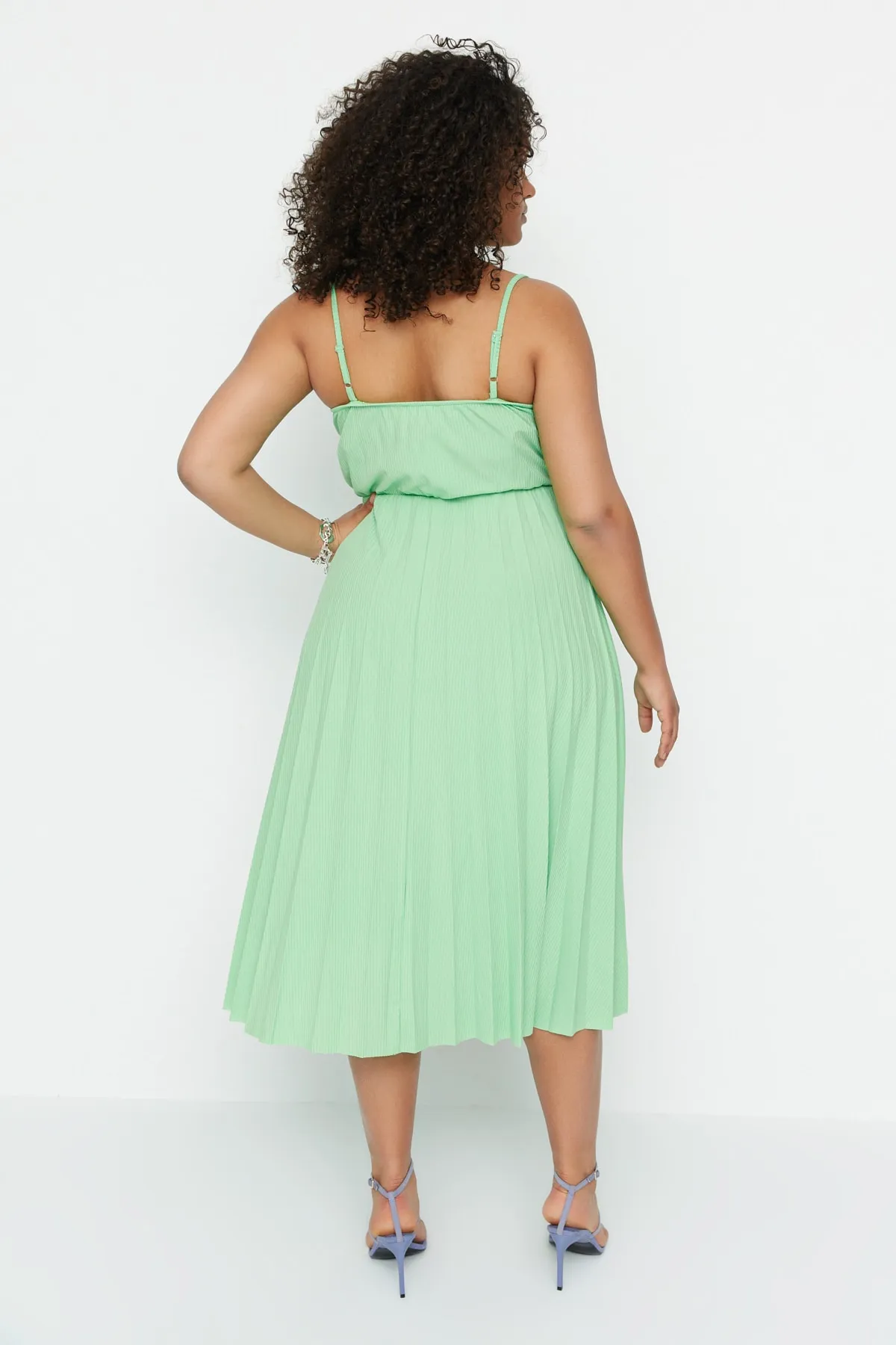 Trendyol Curve  Grünes zweireihiges Strickkleid mit Kragen und Trägern TBSSS22EL1565