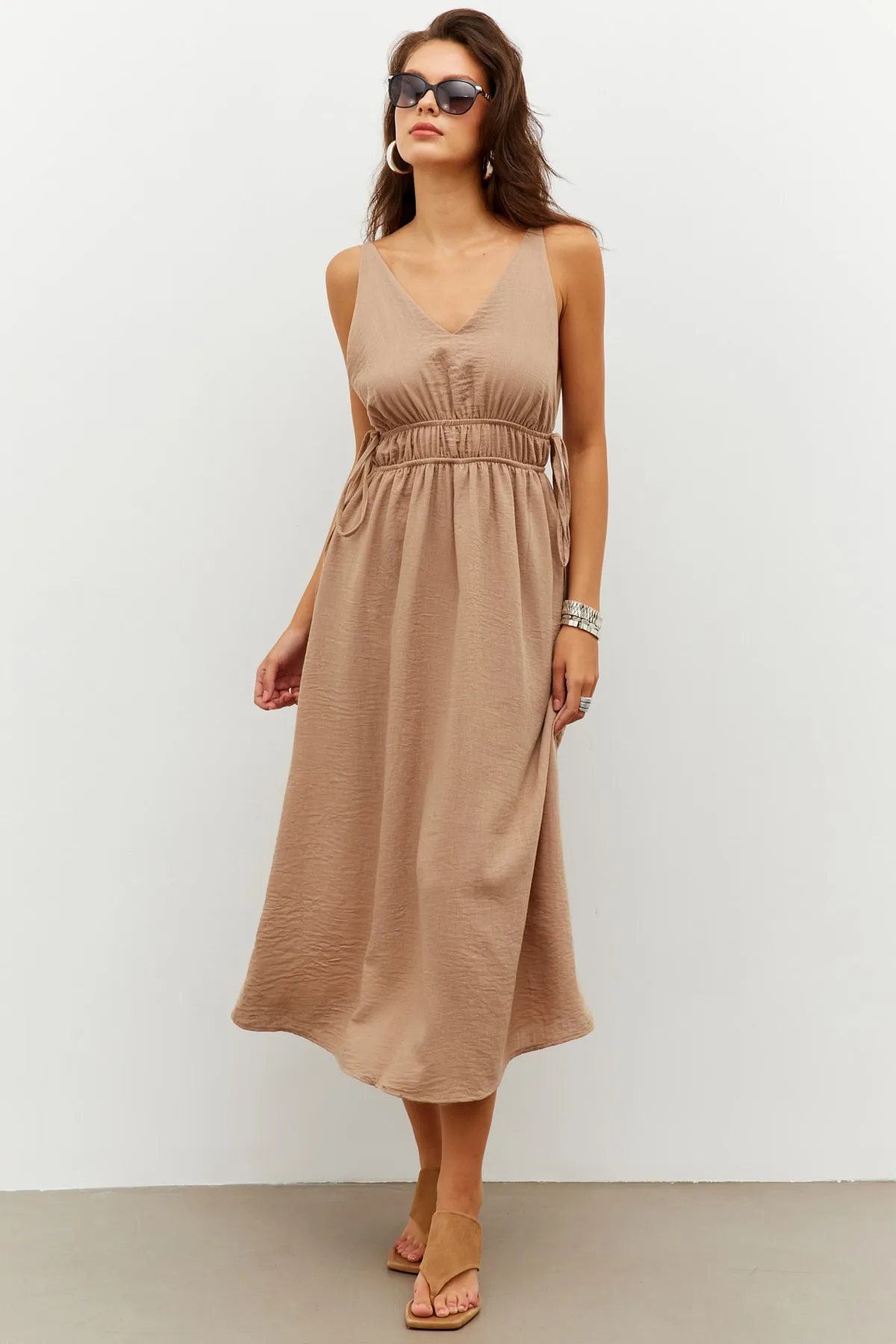 Cool & Sexy  Kamelfarbenes Damen-Midikleid aus Leinen mit V-Ausschnitt vorne und hinten, PP7444