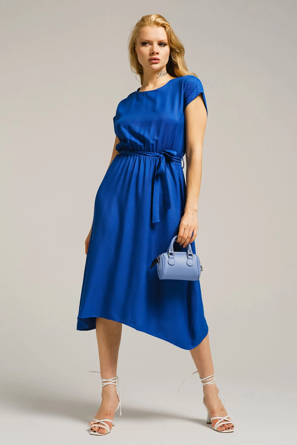 armonika  Dunkelblaues Damenkleid mit elastischem Bund und Bindeband ARM-18Y001120