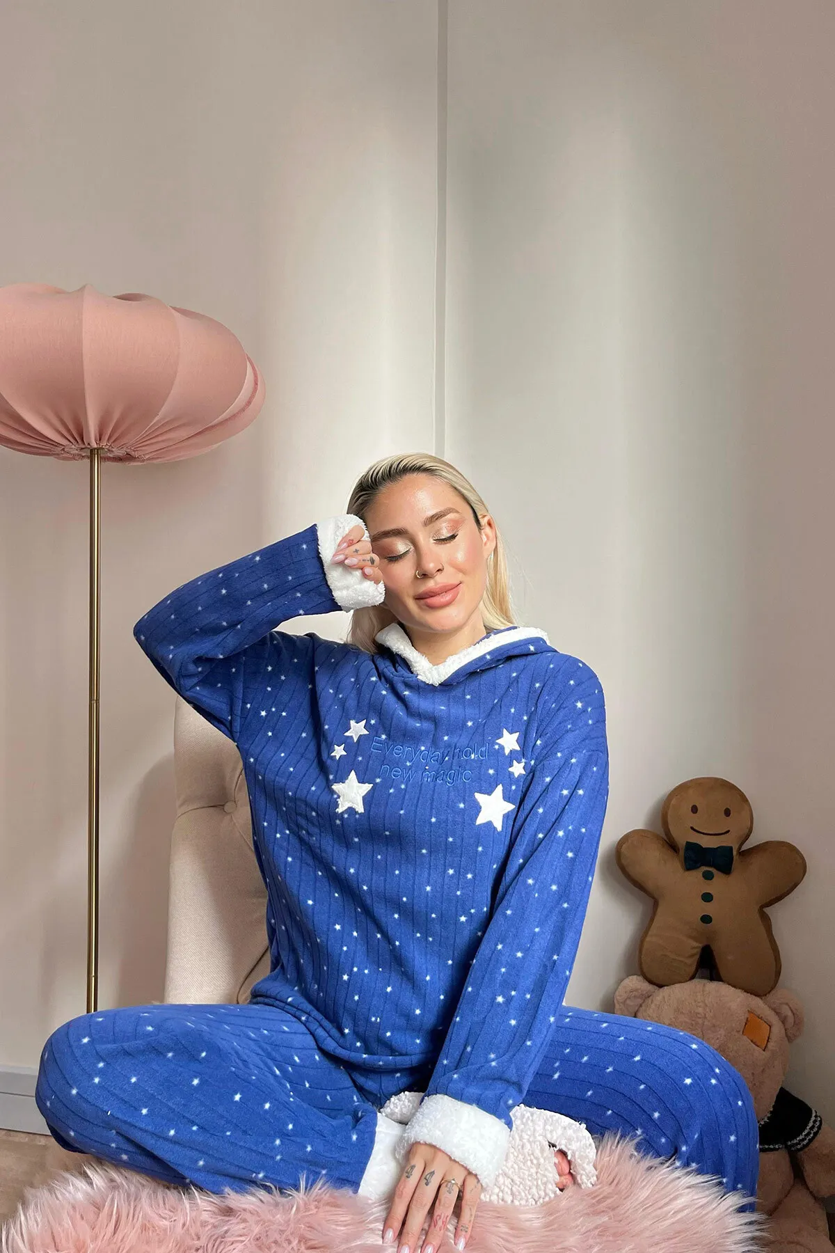 Pijamaevi  Marineblauer Everyday Magic gemusterter Plüsch-Fleece-Pyjama mit Kapuze