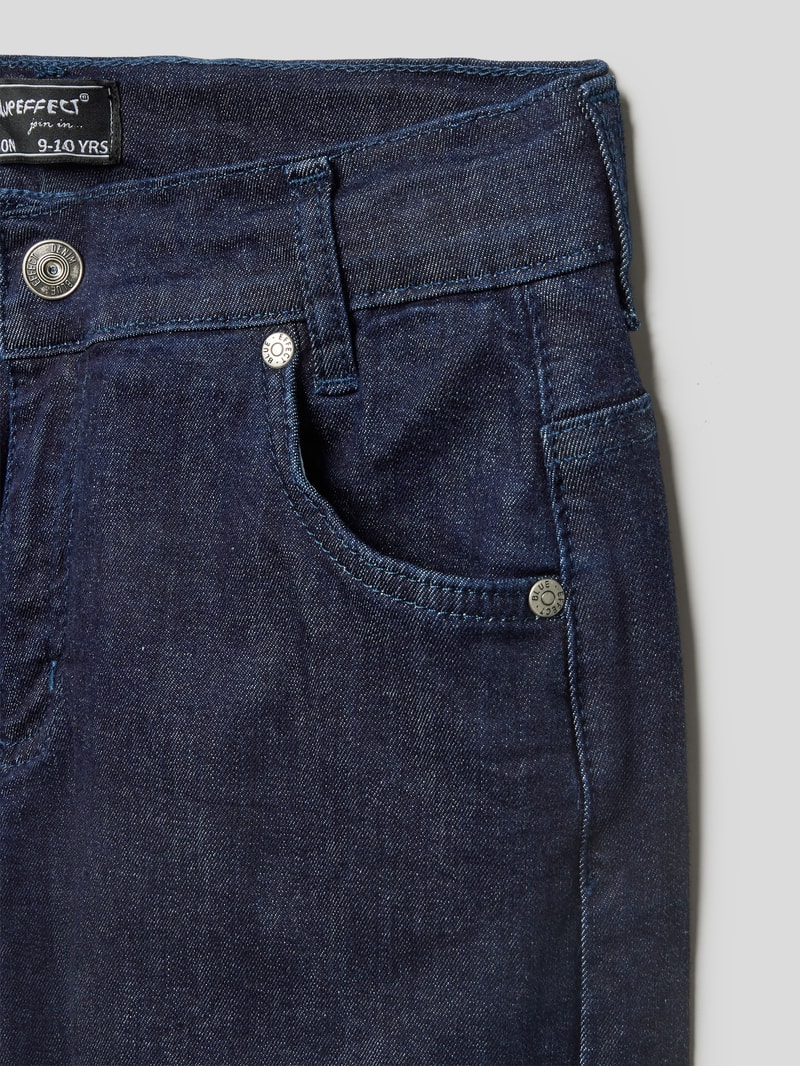 Jeans mit Label-Patch in dunkelblau