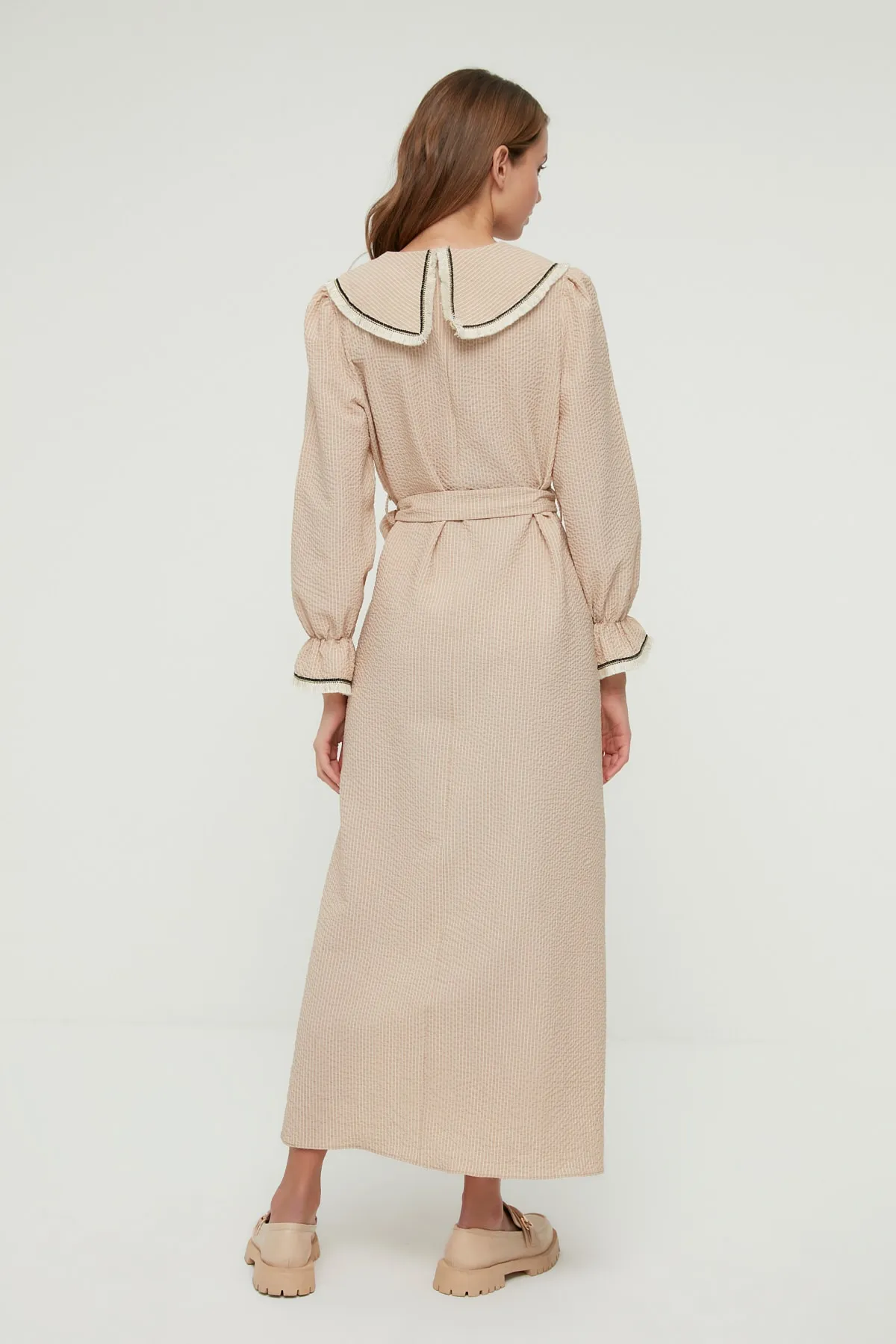 Trendyol Modest  Beiges gestreiftes Babykleid aus gewebter Baumwolle mit Kragen und Gürtel TCTSS22EB0014