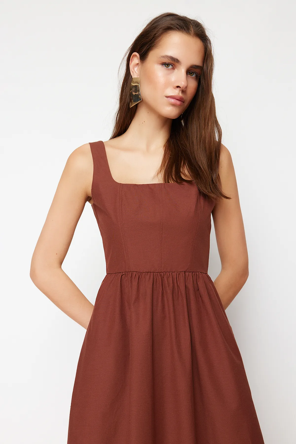 Trendyol Collection  Braunes gewebtes Midikleid mit Taillenöffnung und Korsett-Nähten TWOSS24EL00038