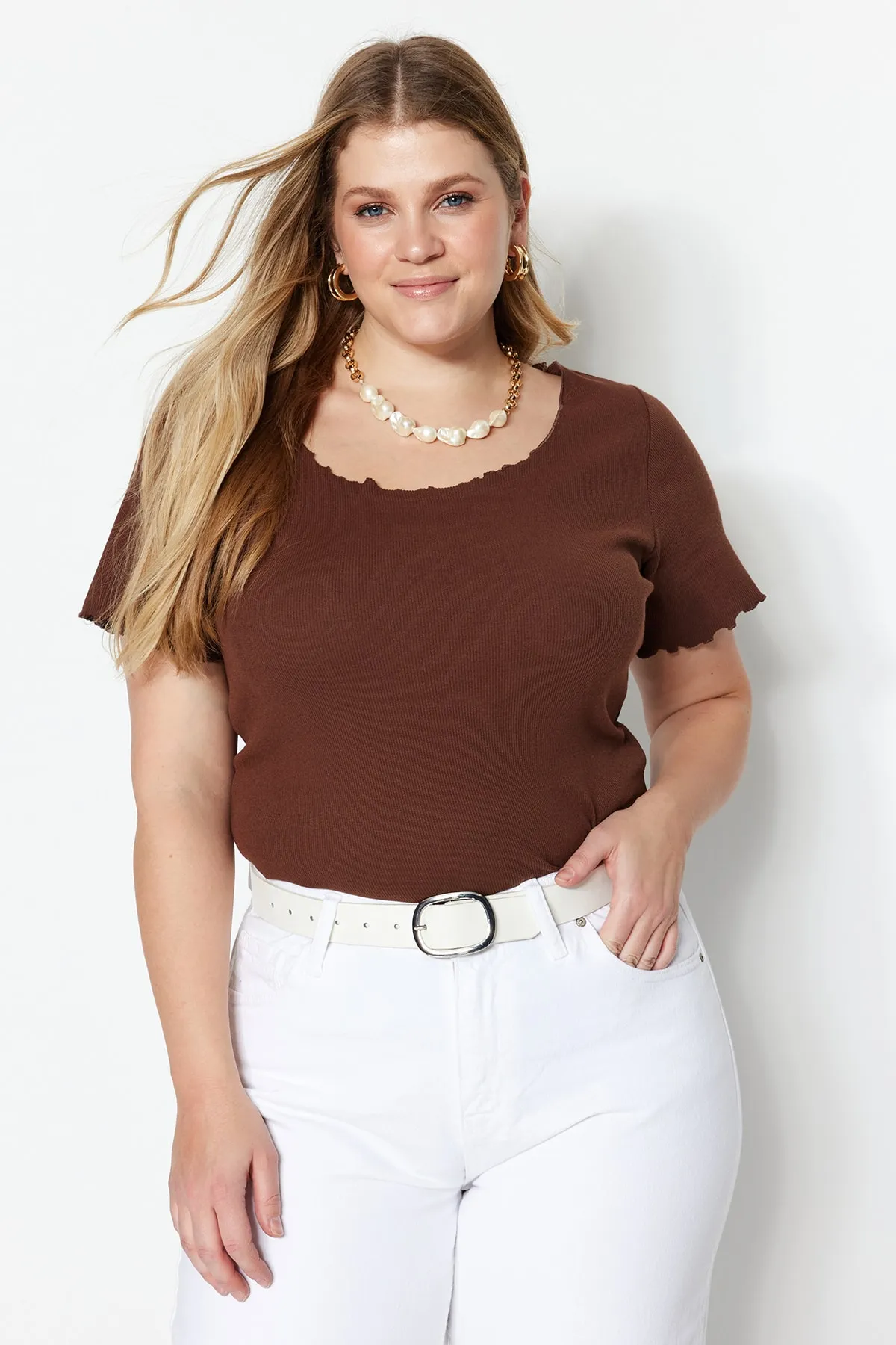 Trendyol Curve  Braunes, schnurgebundenes Strick-T-Shirt mit U-Ausschnitt TBBSS23BF00010