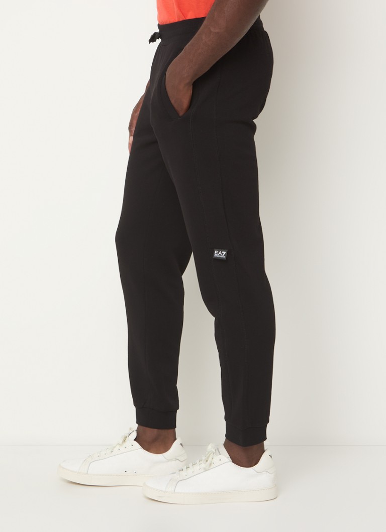 Pantaloni de trening slim fit de la Emporio Armani, cu logo și buzunare laterale.