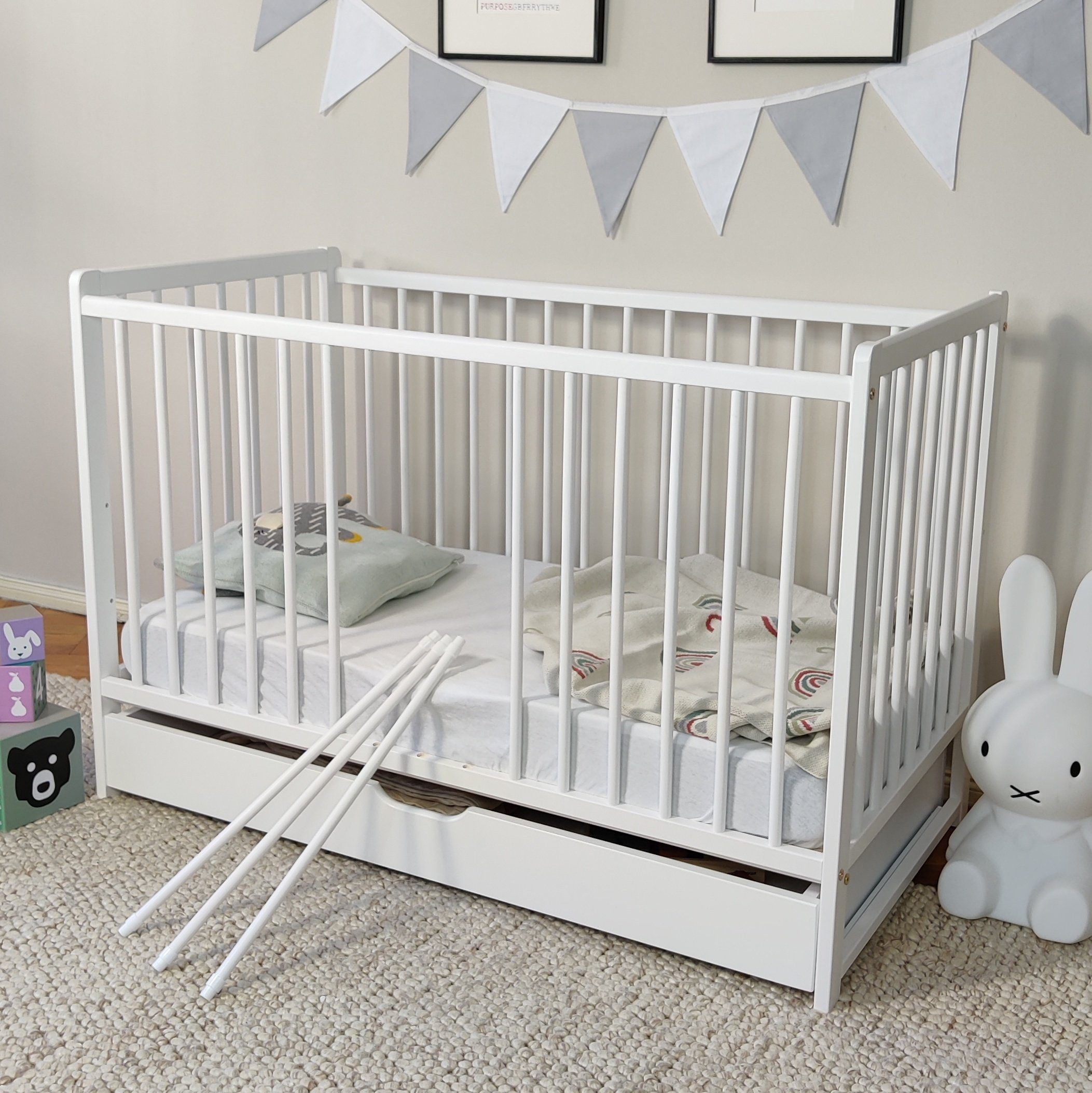 Kids Collective Babybett Gitterbett mit Schublade Kinderbett 60x120 höhenverstellbar, aus hochwertigem Kiefernholz, Bettkasten, optional mit Matratze