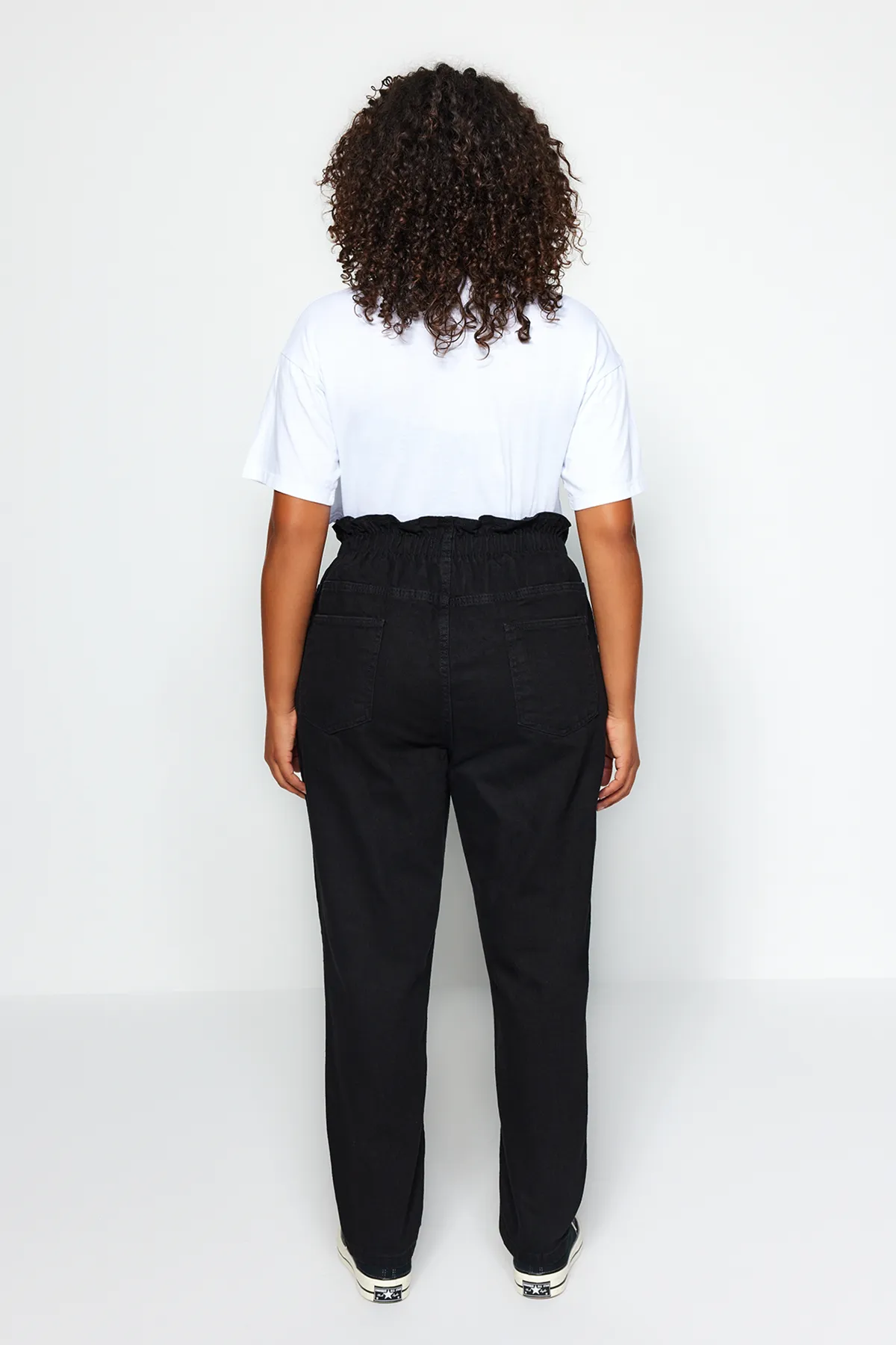 Trendyol Curve  Schwarze Mom-Jeans mit hoher Taille und elastischem Bund TBBAW23JE00002