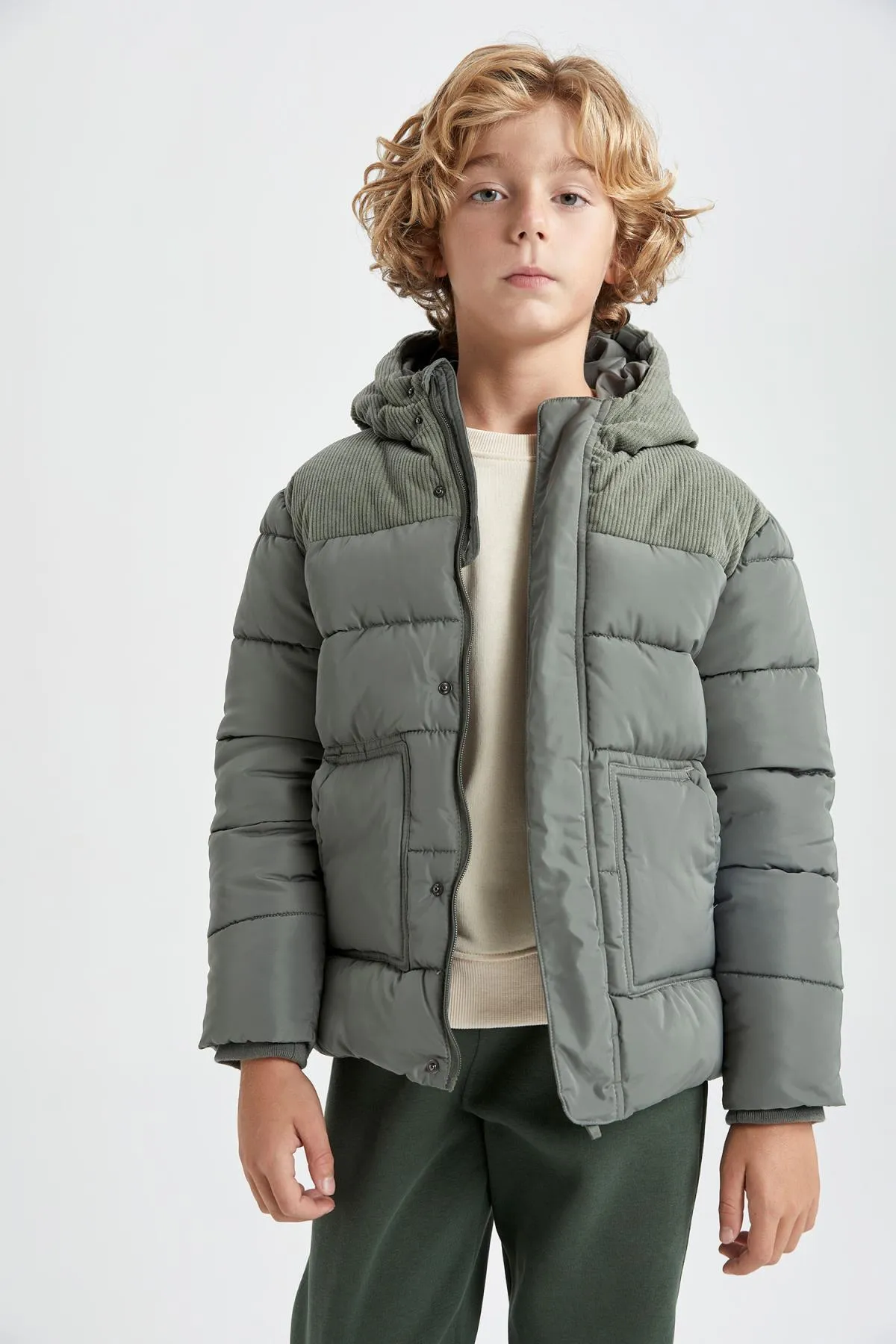 DeFacto  Wasserabweisende Pufferjacke mit Kapuze für Jungen A2270a823wn