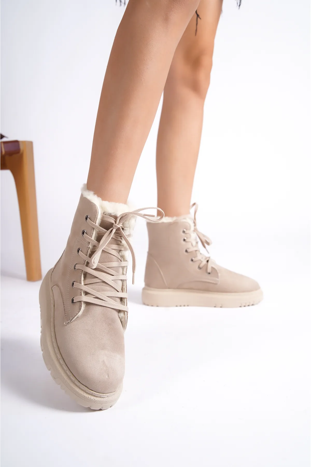 Capone Outfitters  Damenstiefel aus Lammfell mit runder Zehenpartie