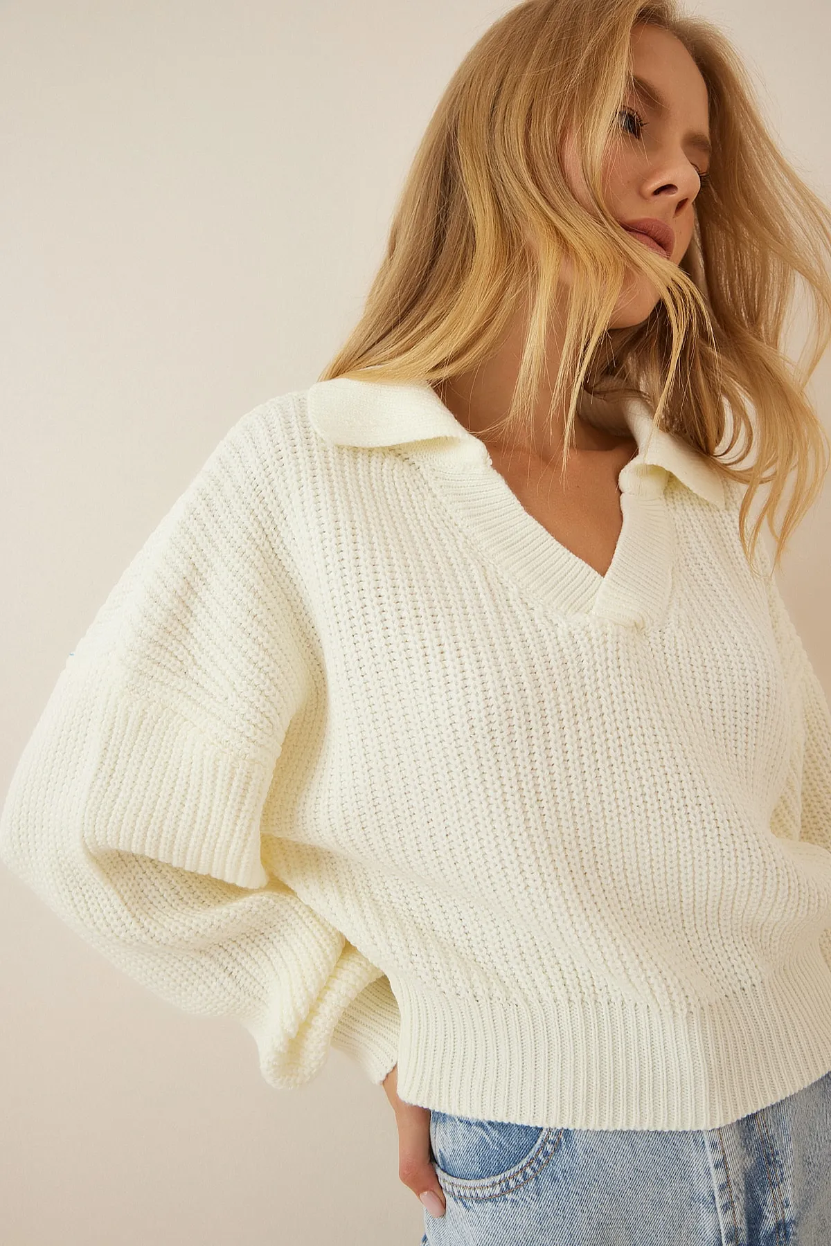 Happiness İstanbul  Kurzer Strickpullover mit Polokragen in Ecru für Damen NF00031