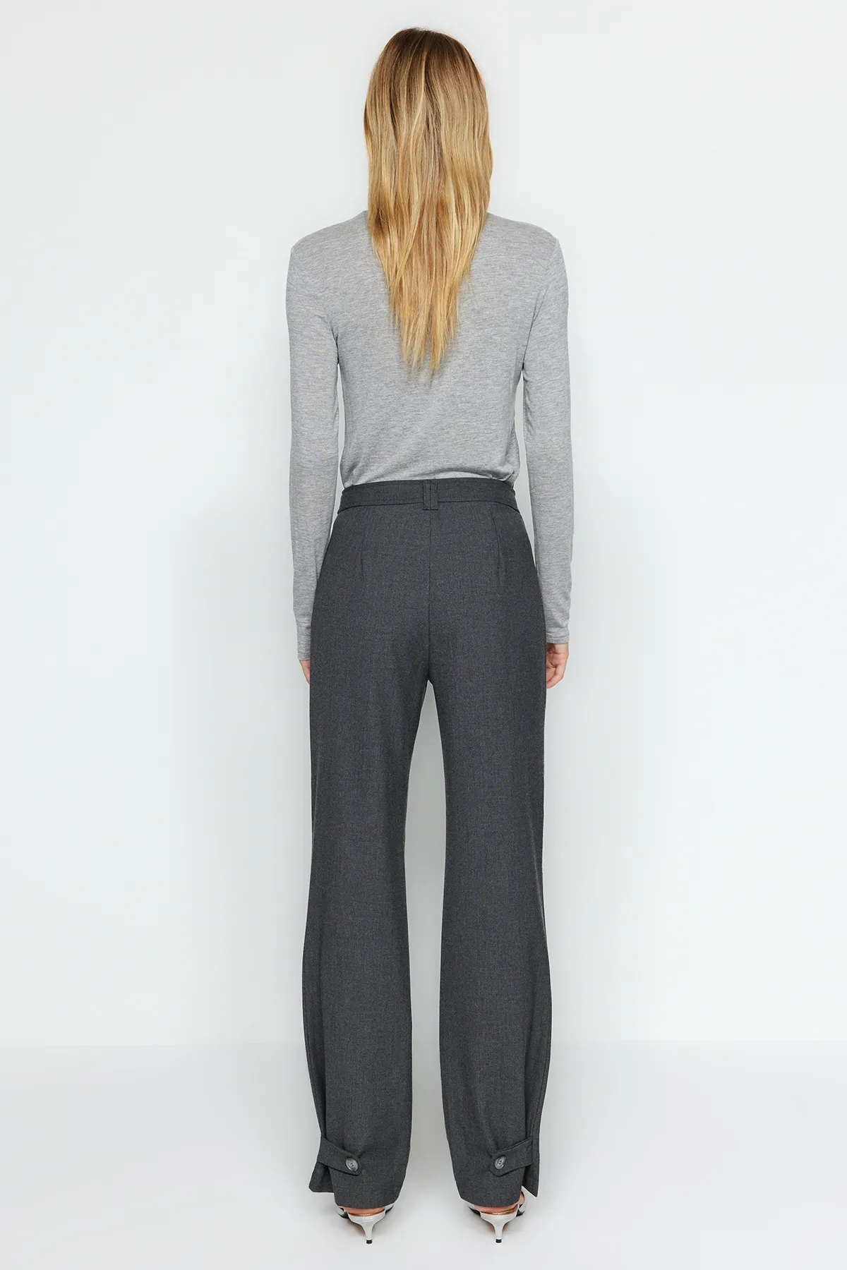 Trendyol Collection  Anthrazitfarbene, gerade geschnittene Hose mit gewebtem Gürtel und detaillierten Details TWOAW24PL00236