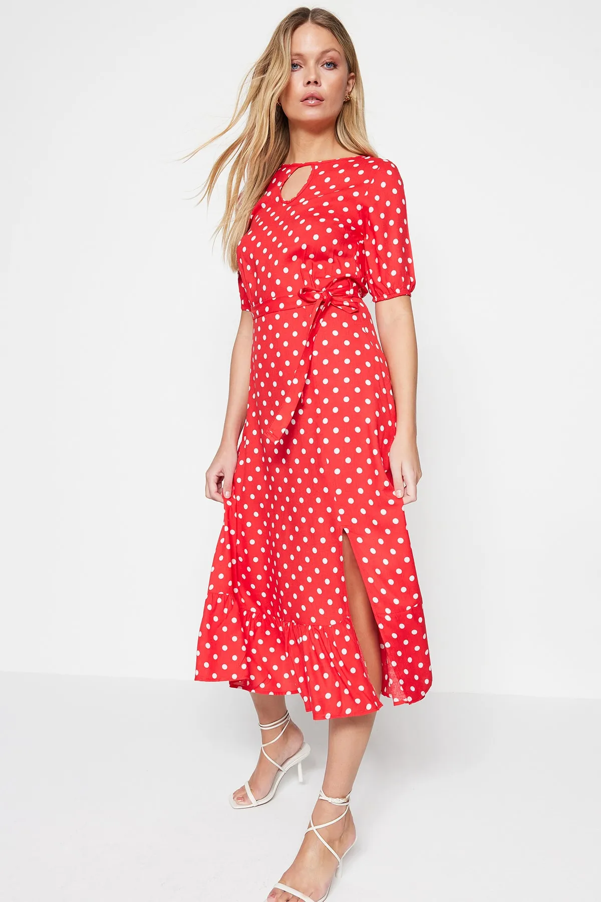 Trendyol Collection  Rotes gepunktetes Midi-Webkleid mit Rundhalsausschnitt und Gürtel TWOSS19XM0064