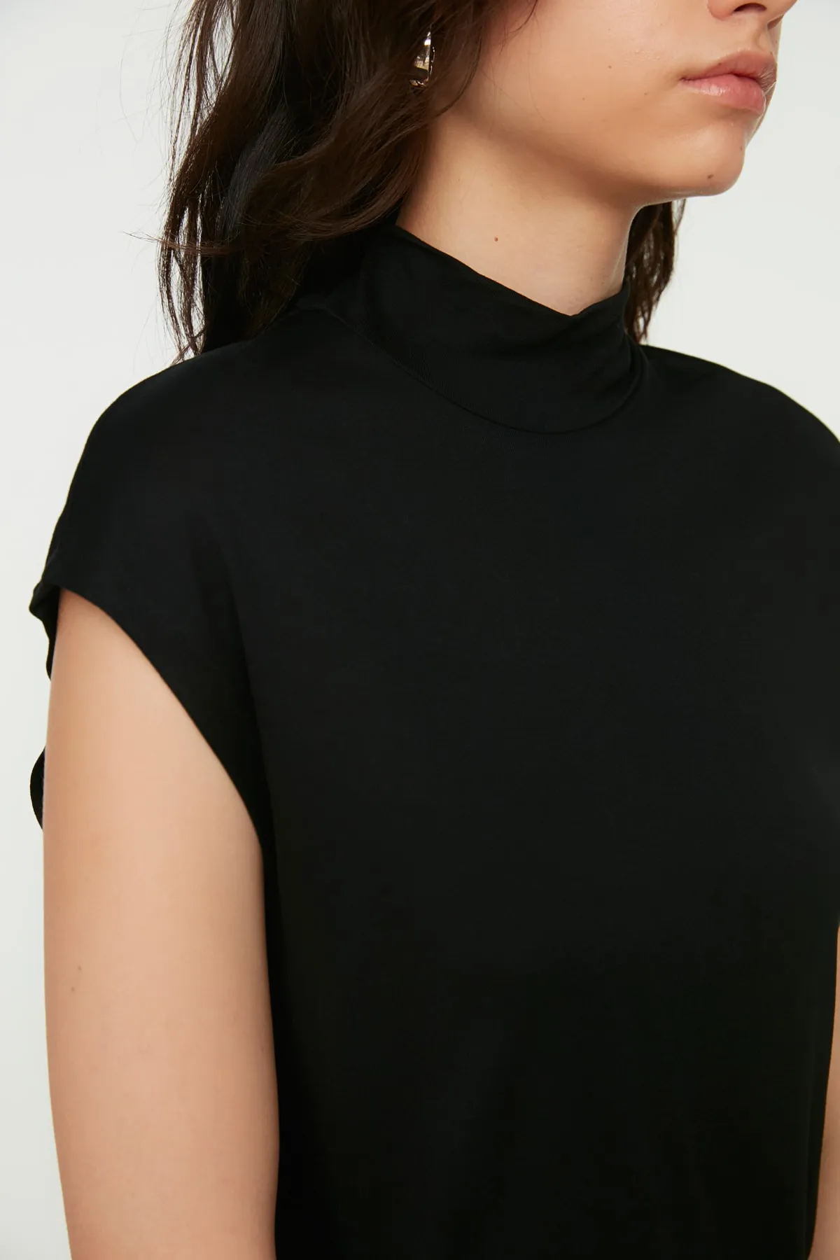Trendyol Modest  Schwarze ärmellose Unterwäsche-Tunika aus Strick mit Stehkragen TCTSS21TN0249