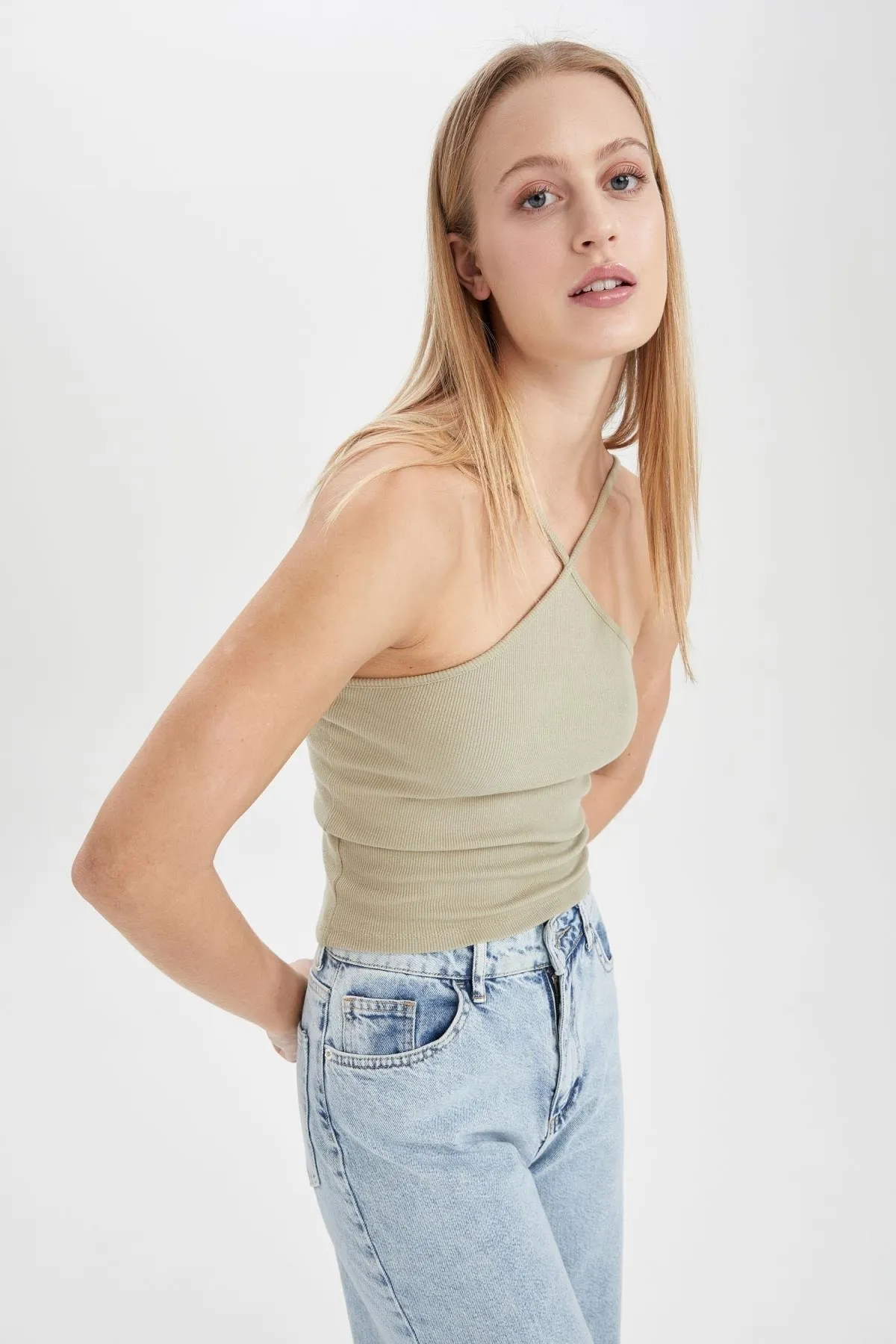DeFacto  Figurbetontes, kurz geschnittenes Sportler-Camisole mit Kreuzkragen