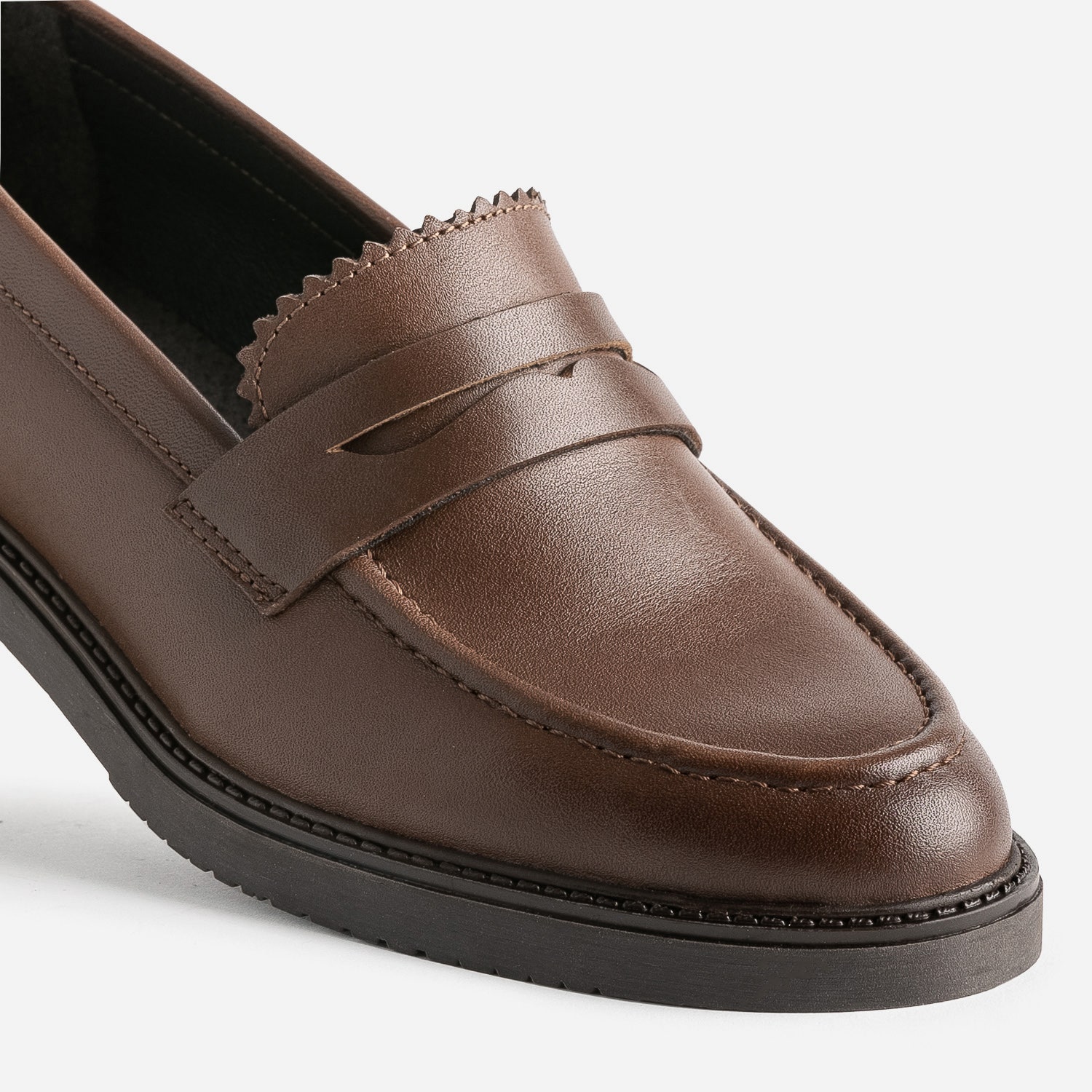 Mocassin marron éco-conçu en cuir bord cranté