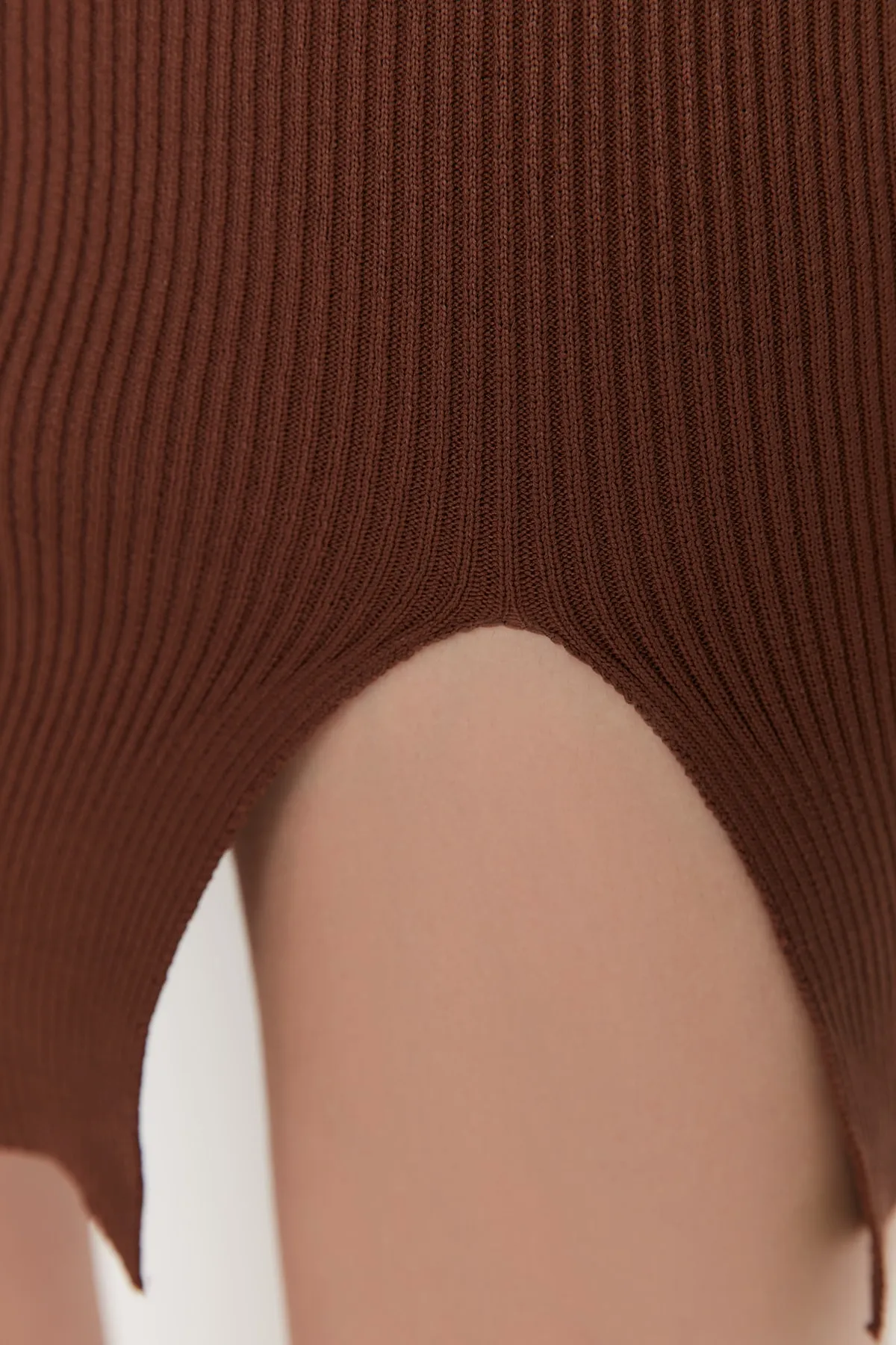 Trendyol Collection  Braun Braunes, figurbetontes Mini-Strick-Basic-Kleid TWOAW23EL01416 Kleid TWOAW23EL01416