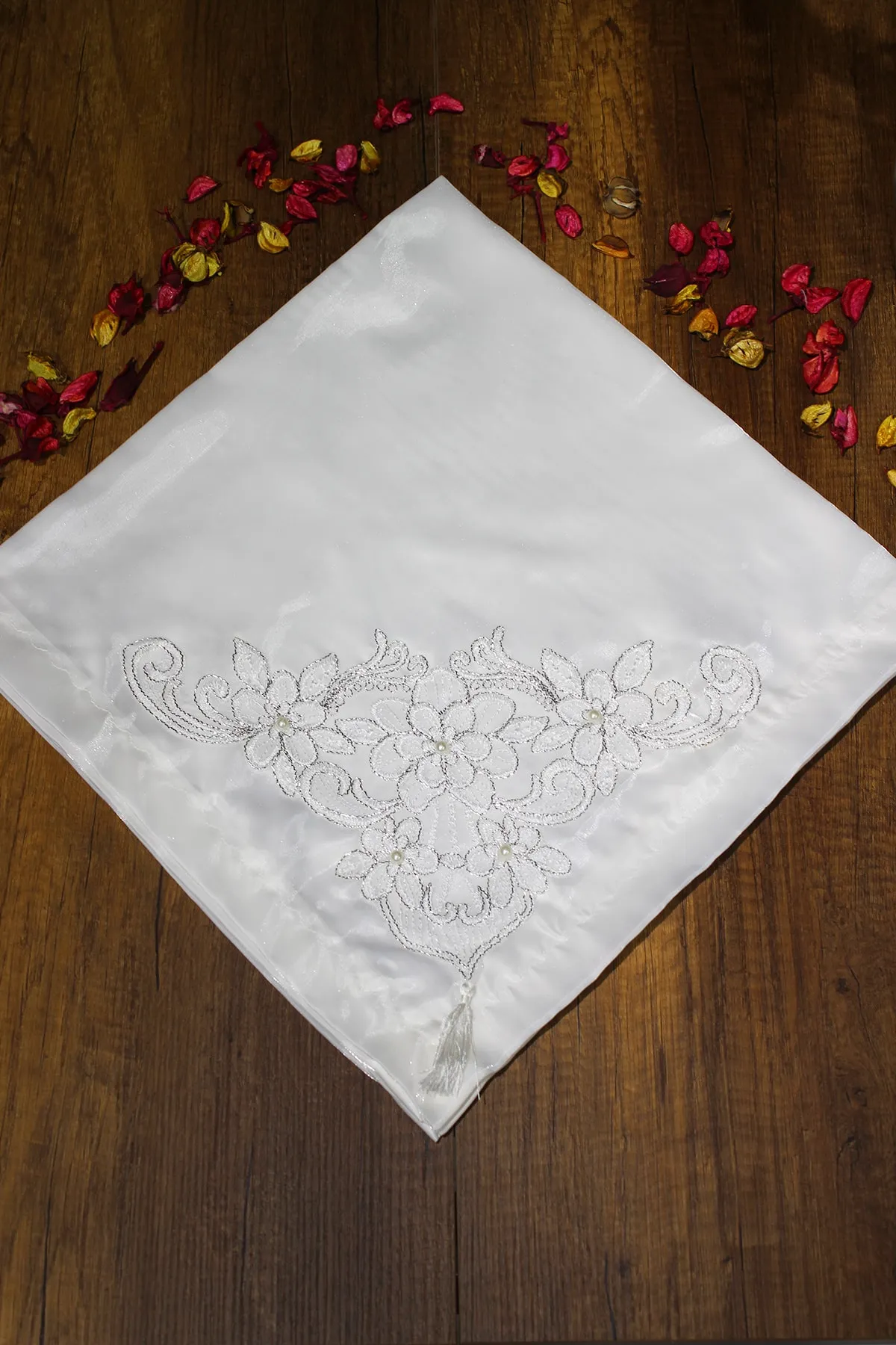 Çeyiz Diyarı  Elegantes Satin-Bündel in Creme-Silber