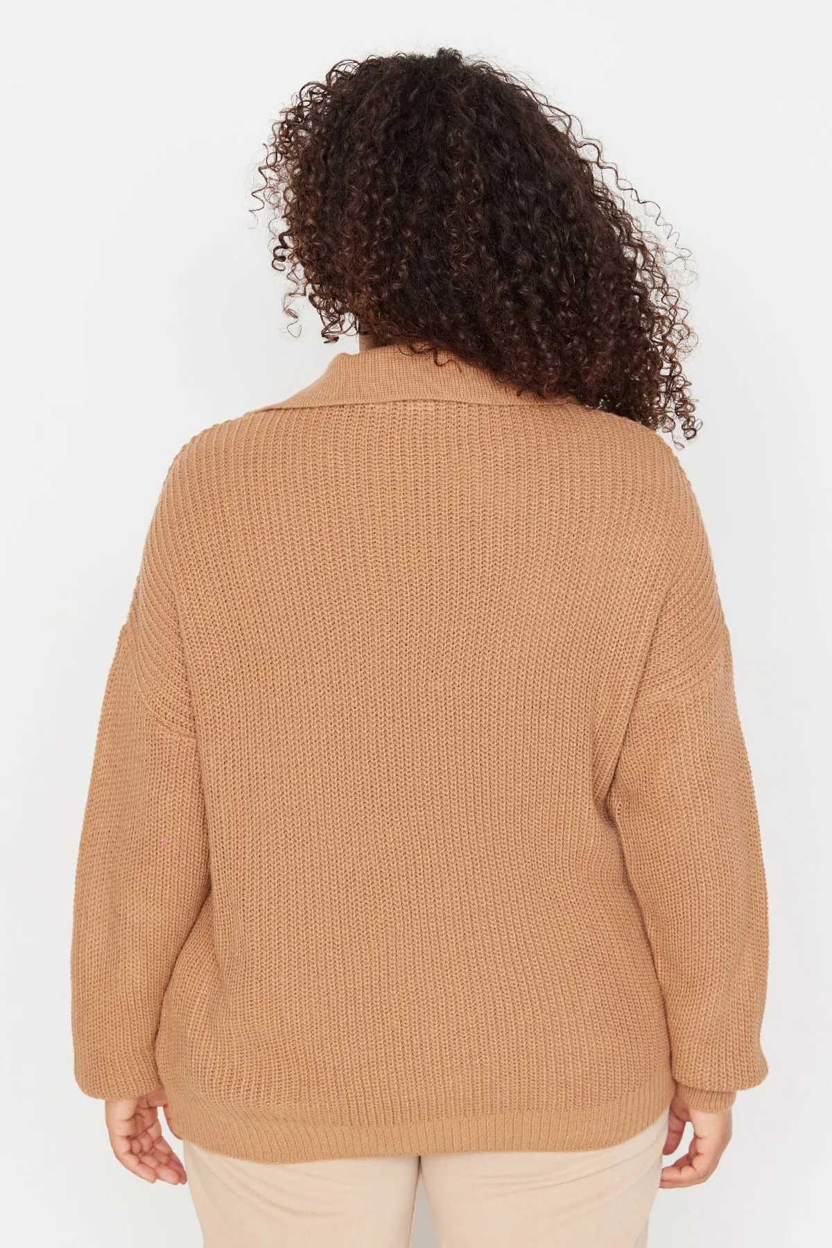 Trendyol Curve  Kamelfarbener Strickpullover mit Hemdkragen