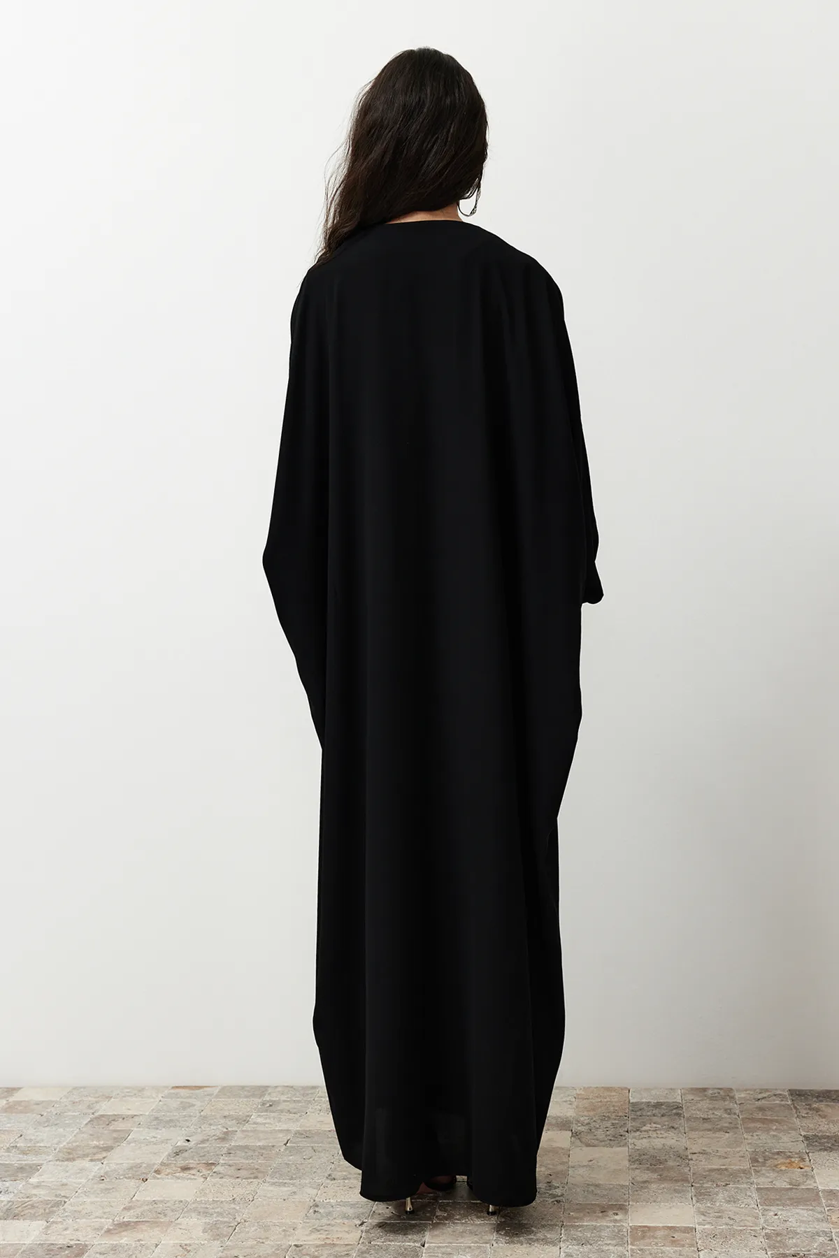 Trendyol Modest  Schwarze gewebte Kappe mit Fledermausärmeln und Abaya in weiter Passform TCTSS24KF00021