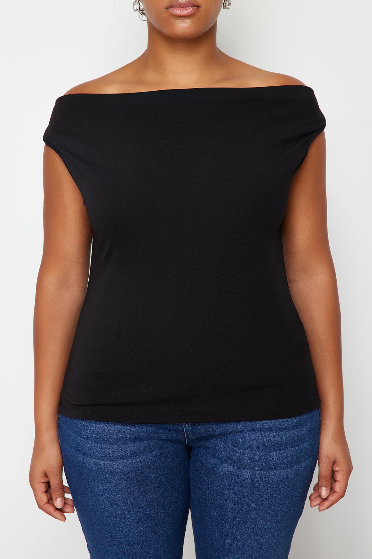 Trendyol Curve  Schwarze Strickbluse mit U-Boot-Degaje-Kragen TBBSS24AF00021