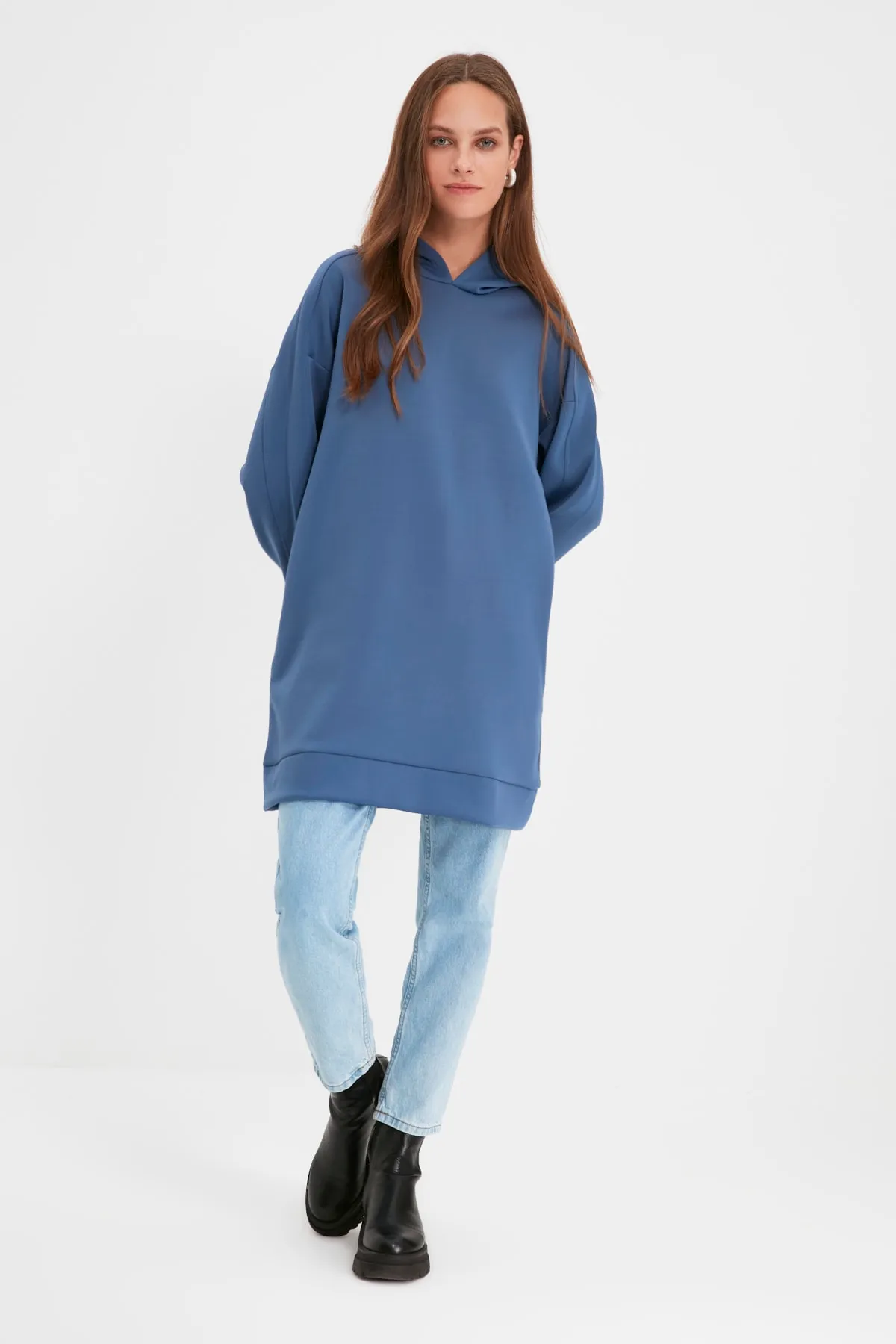Trendyol Modest  Marineblaues, weit geschnittenes Oversize-Sweatshirt aus Scuba-Strick mit Kapuze und Taschen TCTAW22TW0151