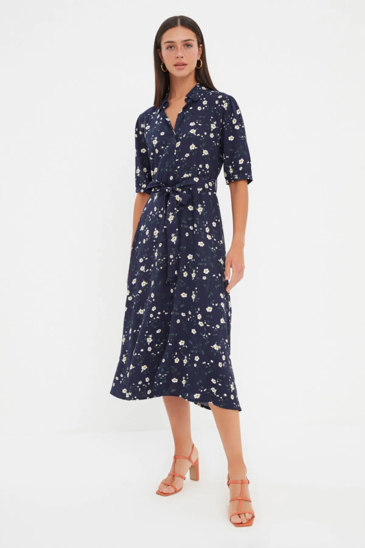 Trendyol Collection  Marineblaues, gewebtes Midi-Hemdkleid aus Viskose mit Blumendruck und Gürtel TWOSS20EL1559