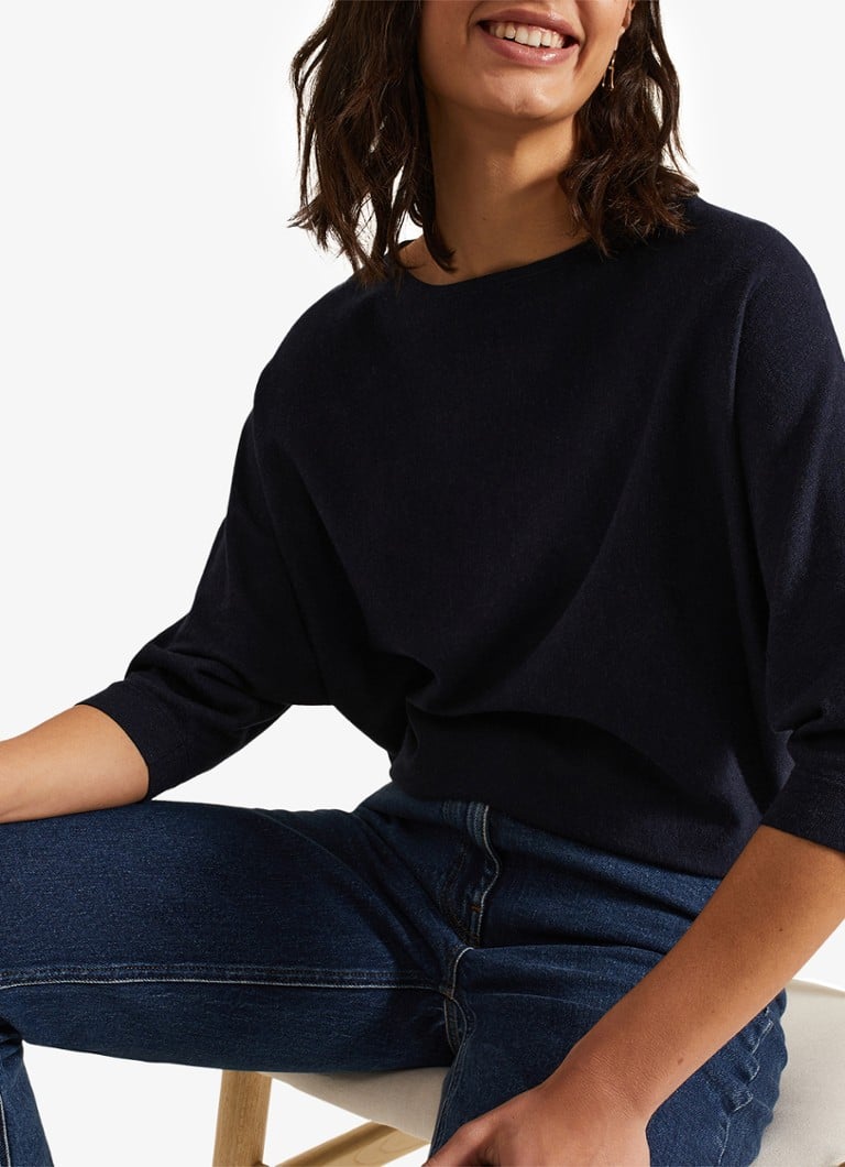 Tricou Cristine de la Phase Eight, confecționat din material tricotat subțire și elastic.