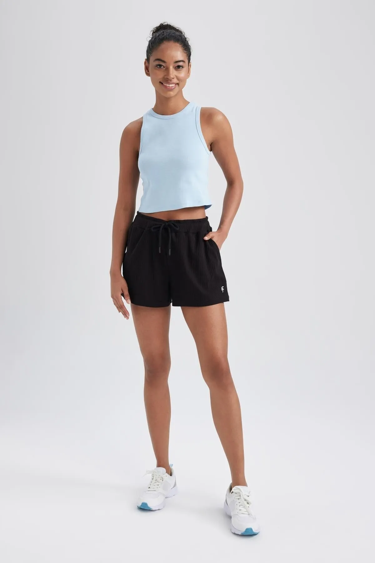 DeFacto  Passform: Sportliche kurze gerippte Shorts mit Standard-Passform A9919ax23hs